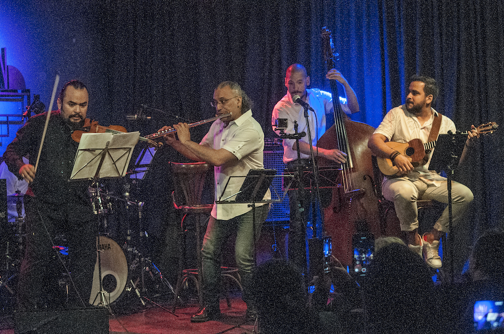 El flautista y compositor venezolano, Omar Acosta, acompañado por el violinista Alexis Cardenas,el cuatrista Miguel Siso (ganador de un Grammy) ,el contrabajista Leo Rondon,el pianista Jhonny Kotock,el percusionista Carlos Franco y la actuación del tenor venezolano Aquiles Machado, se presentaron en la mítica sala Cafe Berlin,en Madrid, en un concierto interpretando música venezolana en arreglos y composiciones de Acosta, en clave de jazz. Los músicos se presentaron en dos sesiones y el publico hizo cola en la entrada para adquirir los boletos.El flautista y compositor venezolano, Omar Acosta, acompañado por el violinista Alexis Cardenas,el cuatrista Miguel Siso (ganador de un Grammy) ,el contrabajista Leo Rondon,el pianista Jhonny Kotock,el percusionista Carlos Franco y la actuación del tenor venezolano Aquiles Machado, se presentaron en la mítica sala Cafe Berlin,en Madrid, en el concierto Venezolada Ole Estar,interpretando música venezolana en arreglos y composiciones de Acosta, en clave de jazz. Los músicos se presentaron en dos sesiones y el publico hizo cola en la entrada para adquirir los boletos.