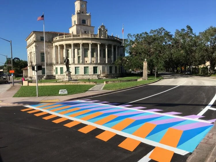 Paso peatonal del artista ubicado frente a la Alcaldía de Coral Gables. Foto: EFE