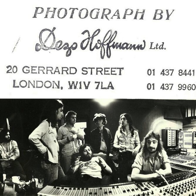 Detalle de la fotografía de la banda Spiteri en el estudio en 1972: Dezzo Hoffman fue el fotógrafo oficial de los Beatles | Archivo Jorge Spiteri