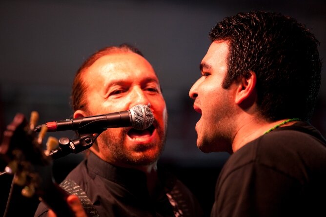 Jorge Spiteri y Gerardo Guarache Ocque cantando a dúo en un concierto en Caracas en 2013 | Fotografía de Daniel Guarache Ocque