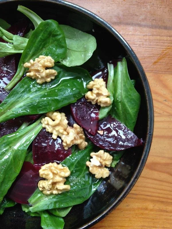 Salade de mâche, betterave et noix
