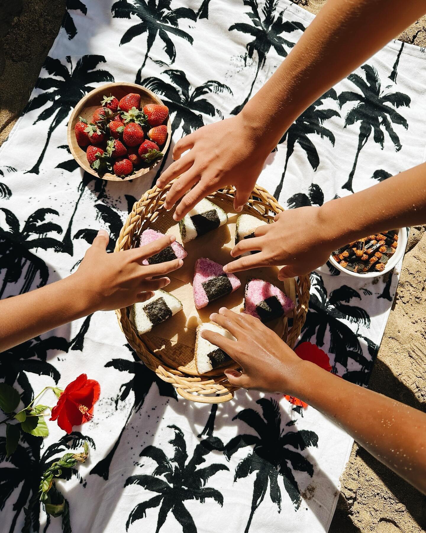 Nourishing, ono, ez beach grindz!💦

Party packs available by the dozen or 1/2 dozen.✨🍙