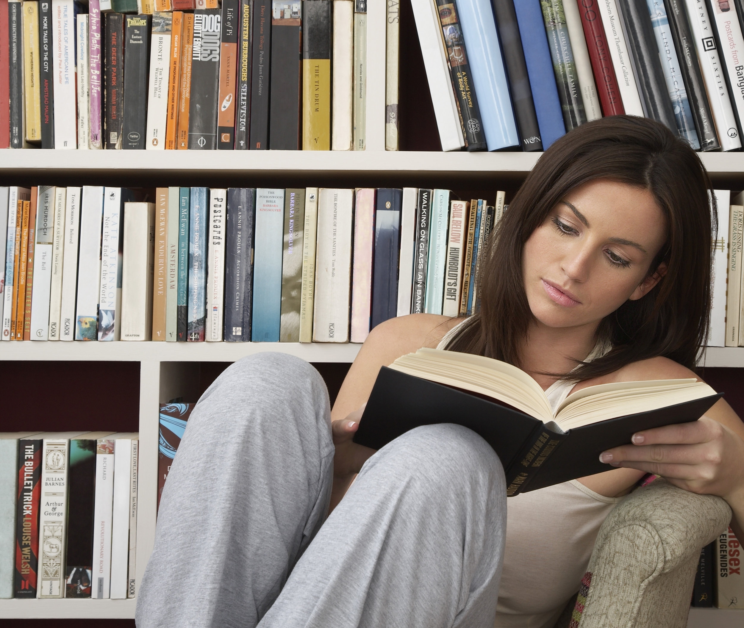 Лишняя женщина читать. Женщина читает. Девушка возле чтения. Женщина читает книгу. Девушка с книгой.
