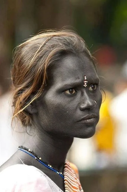 homoseksual:
malformalady:
Like
 Krishna, this woman is blue black — the blackest blue. Her name is 
Kushite and she’s an Indian Beggar in Mumbai, South India. She is 
subject to extensive prejudice cause of her dark blue skin!  She is Dravidian —…