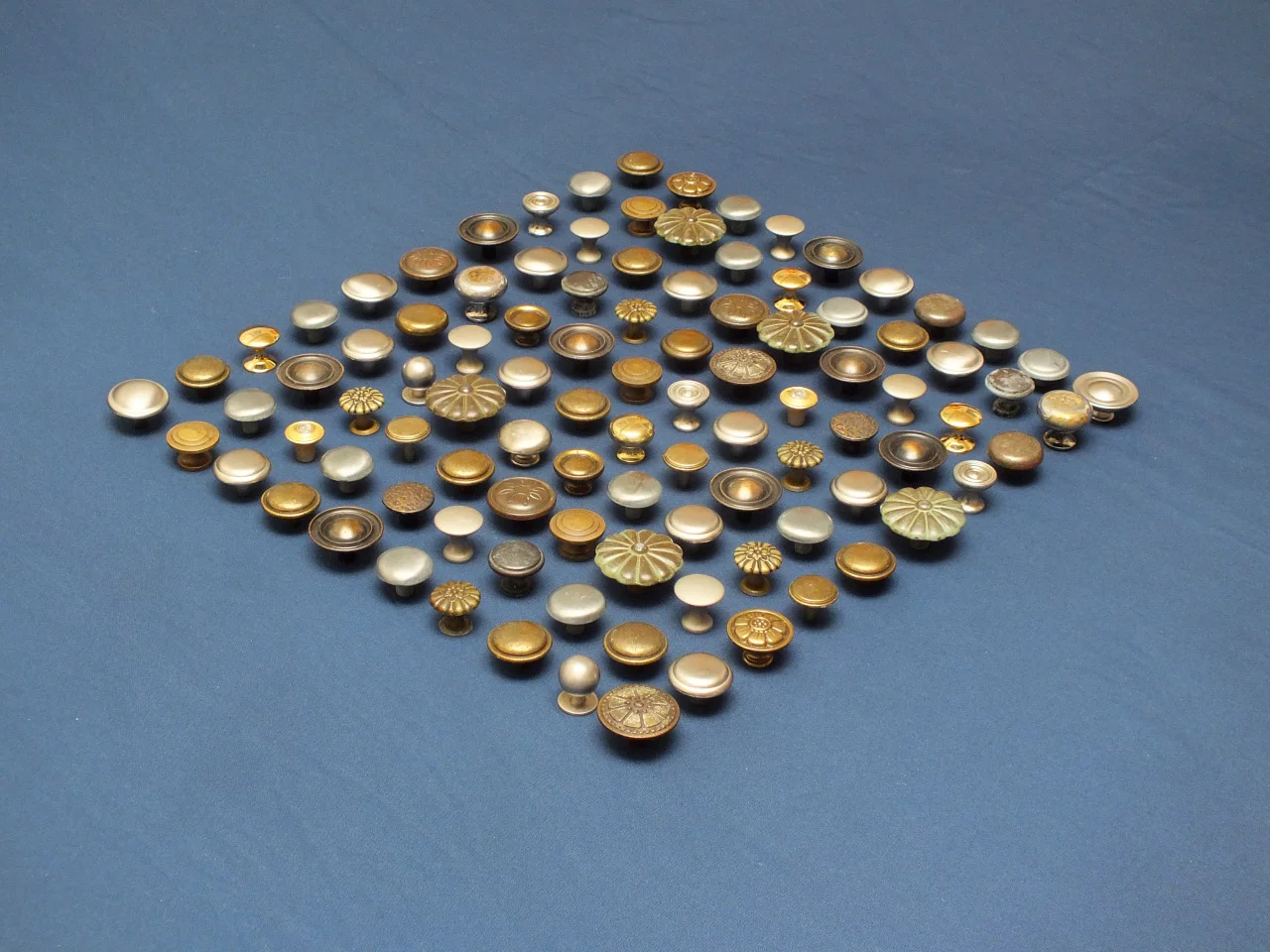 thingsorganizedneatly:

SUBMISSION:  100 drawer pull knobs by N. Kemp, 12-31-2014