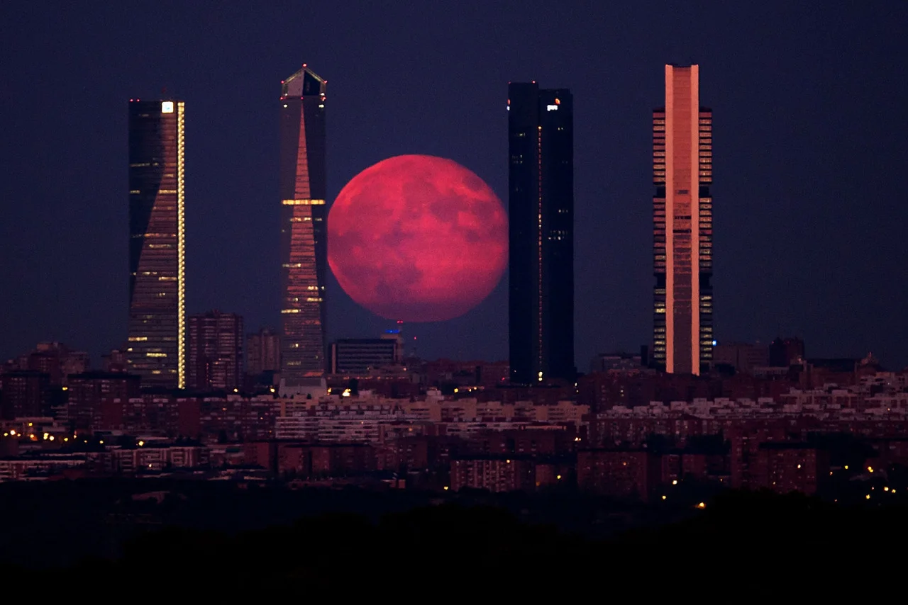 untrustyou:
The moon shines through the Four Towers Madrid skyscrapers on Aug. 11, in Madrid, Spain. Gonzalo Arroyo Moreno / Getty Images