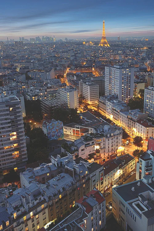 visualechoess:

Upstairs over Paris  by: Julien Fromentin (website)