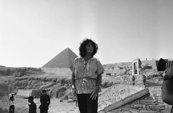 timelessmegastar:
Cleopatra arrives at her pyramids! 17 years after making “Cleopatra”, Elizabeth Taylor finally visits the Pyramids in Giza, Egypt in September 1979