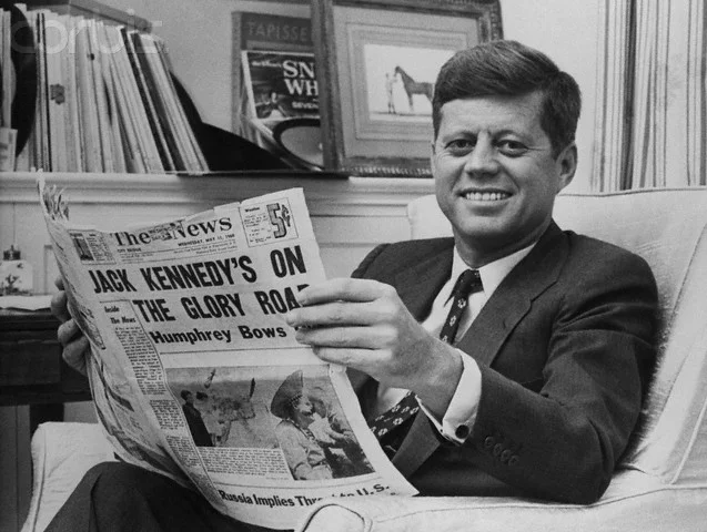 rfkfanclub:
ladyfalcon:
Avid newspaper reader
yeah specially if hes on the front page lol - check the SNOW WHITE. vinyl on thebackground shelve