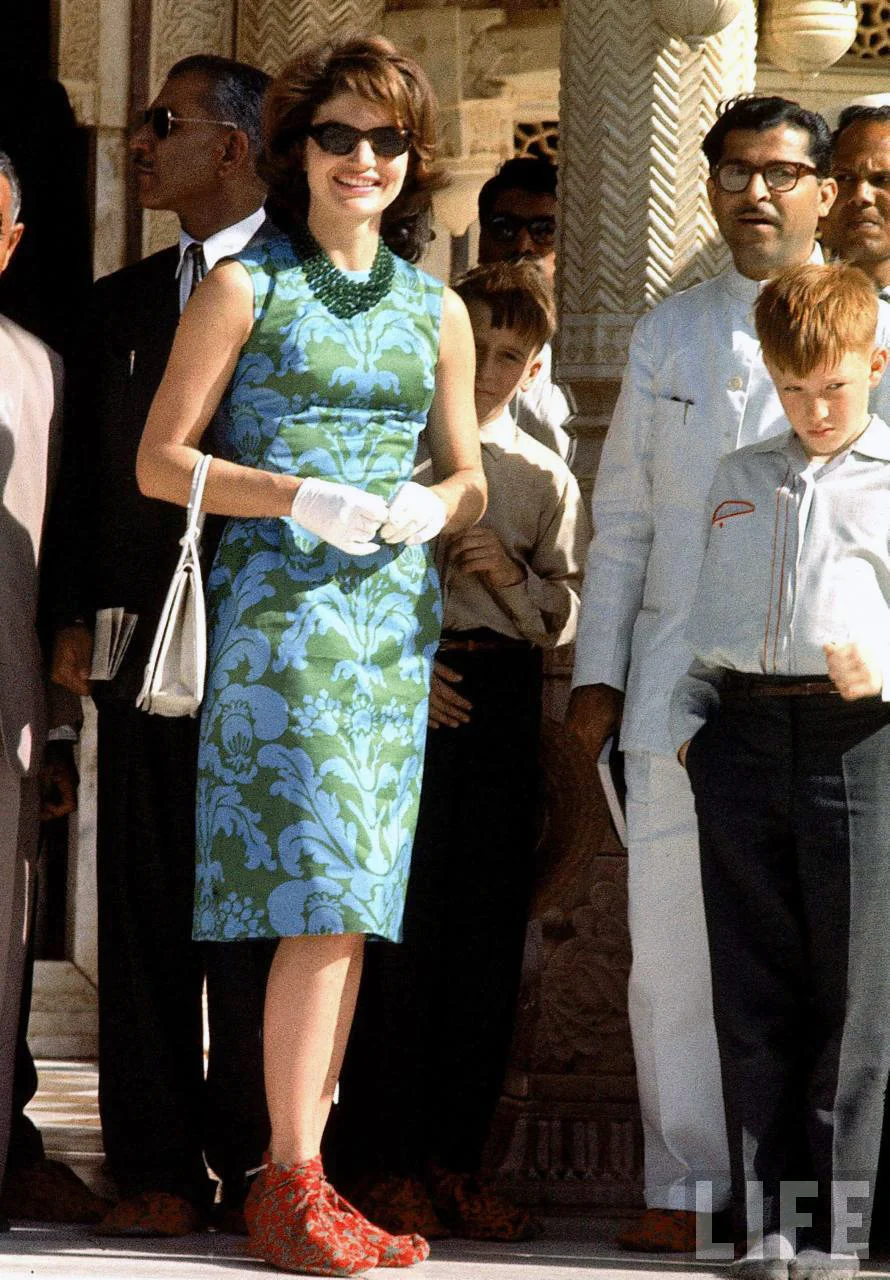 jackandjackie:
Mrs. John F. Kennedy visits the tomb of Saint Salim Chisti in the famous deserted city of Fatehpur Sikri, one-time capital of the Moghul Emperor, Akbar. Cloth wraps are placed over the shoes of visitors before they enter the tomb ~ …