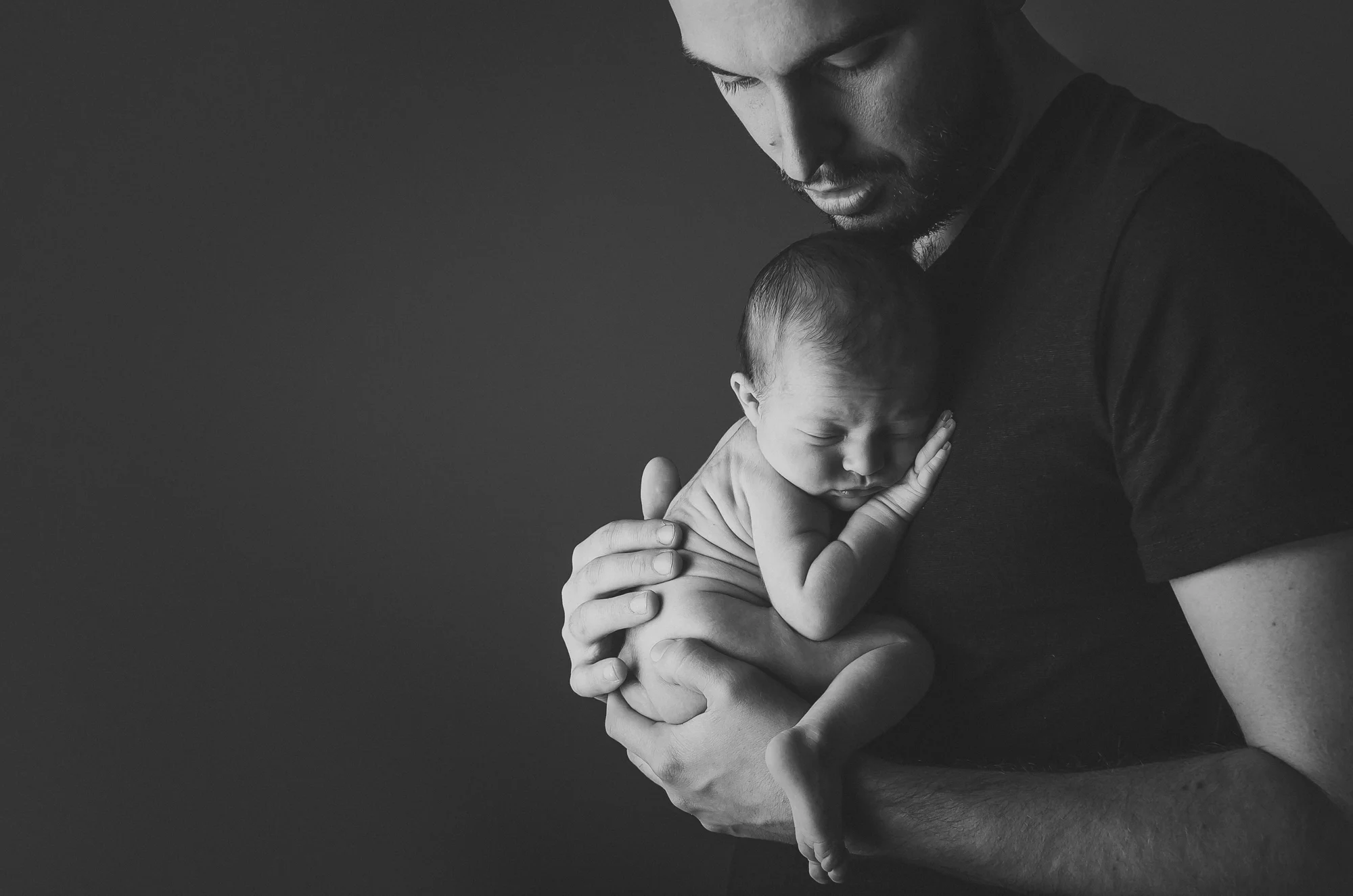 a dad holding his baby girl and giving her a kiss, Indianapolis, IN