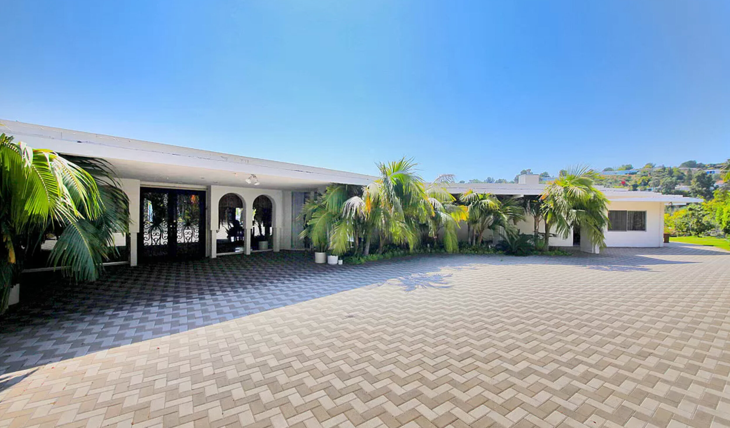 LOCATION — Albright Fashion Library LA