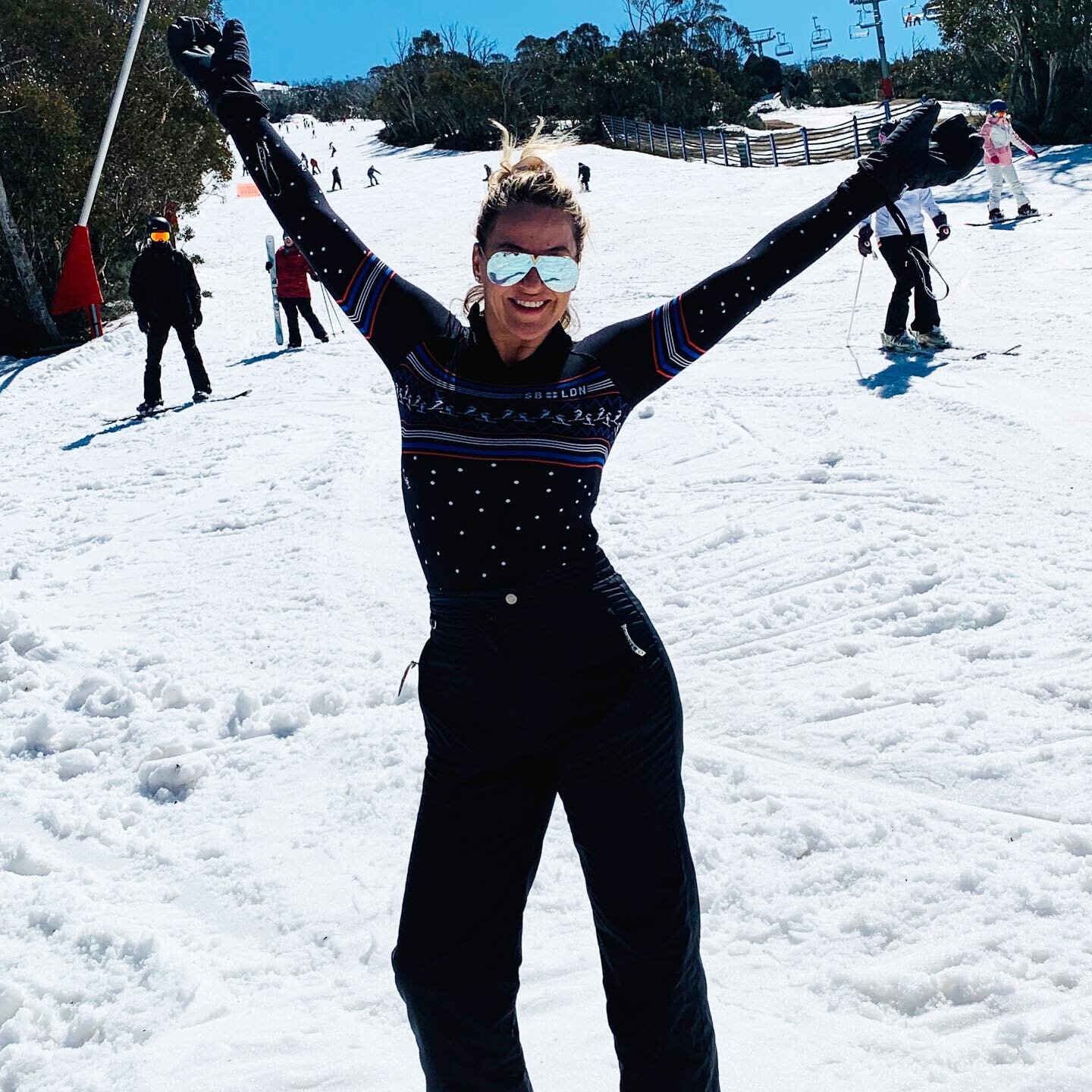 What a great skiing weekend it was 🎿 See you next year !! 
.
#skiing #skitrip #personalstylist #highnoonthredbo #fashionstyle #styleontheslopes #fashionista #snowlife