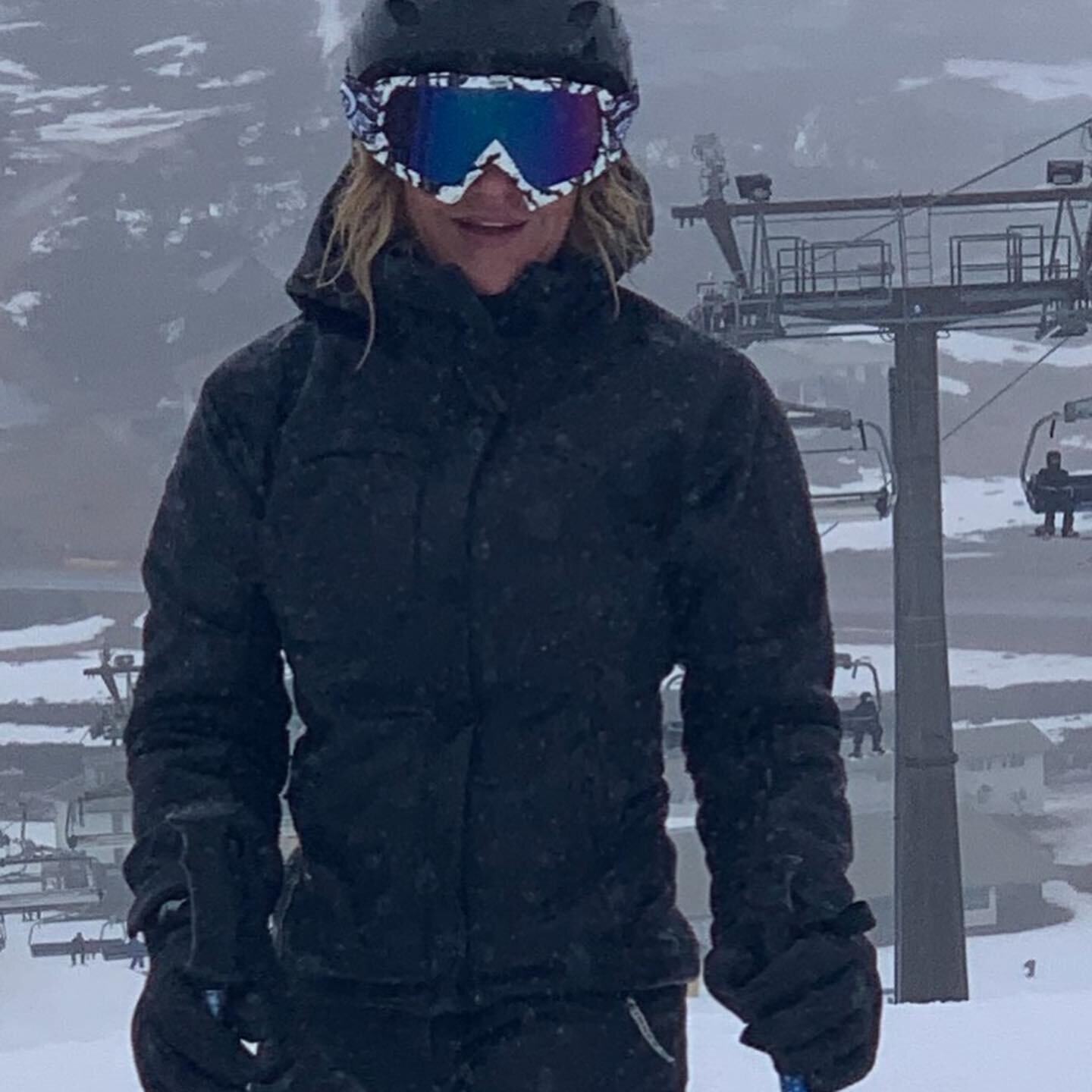 BACK ON SKIES 🎿 so much fun, felt like a big kid again. 
.
.

#skiing #snow #weekendvibes #stylistlife #style #fashionista #snowfashion #highnoonthredbo #ski