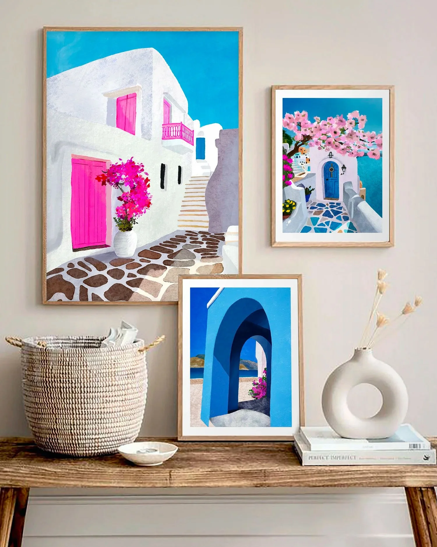 Tirage arches bleues de Santorin dans une composition murale aux côtés d'autres œuvres grecques de Claire Maoui