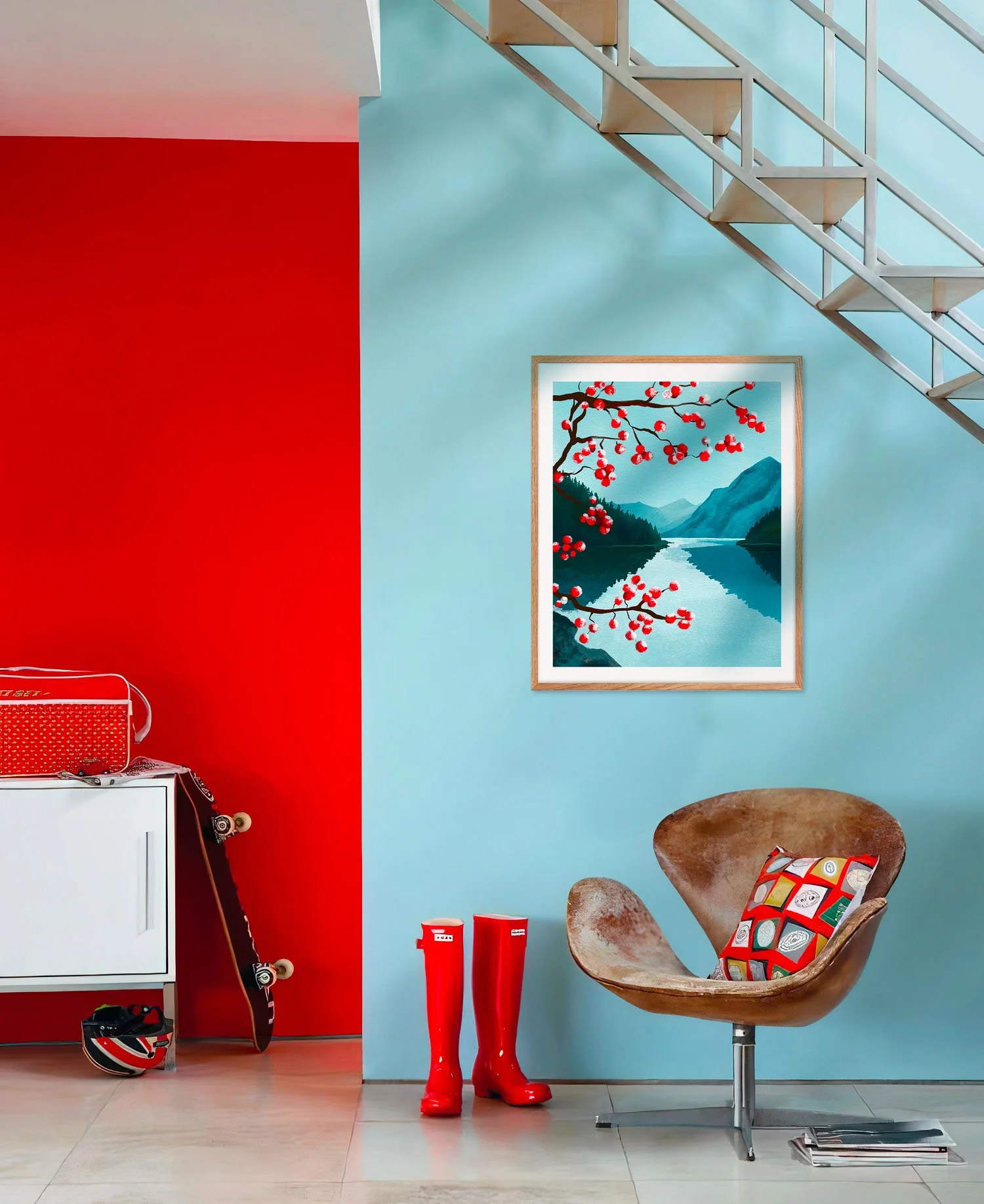 Tirage Fjord Focus dans un intérieur color block rouge et bleu pâle avec déco vintage