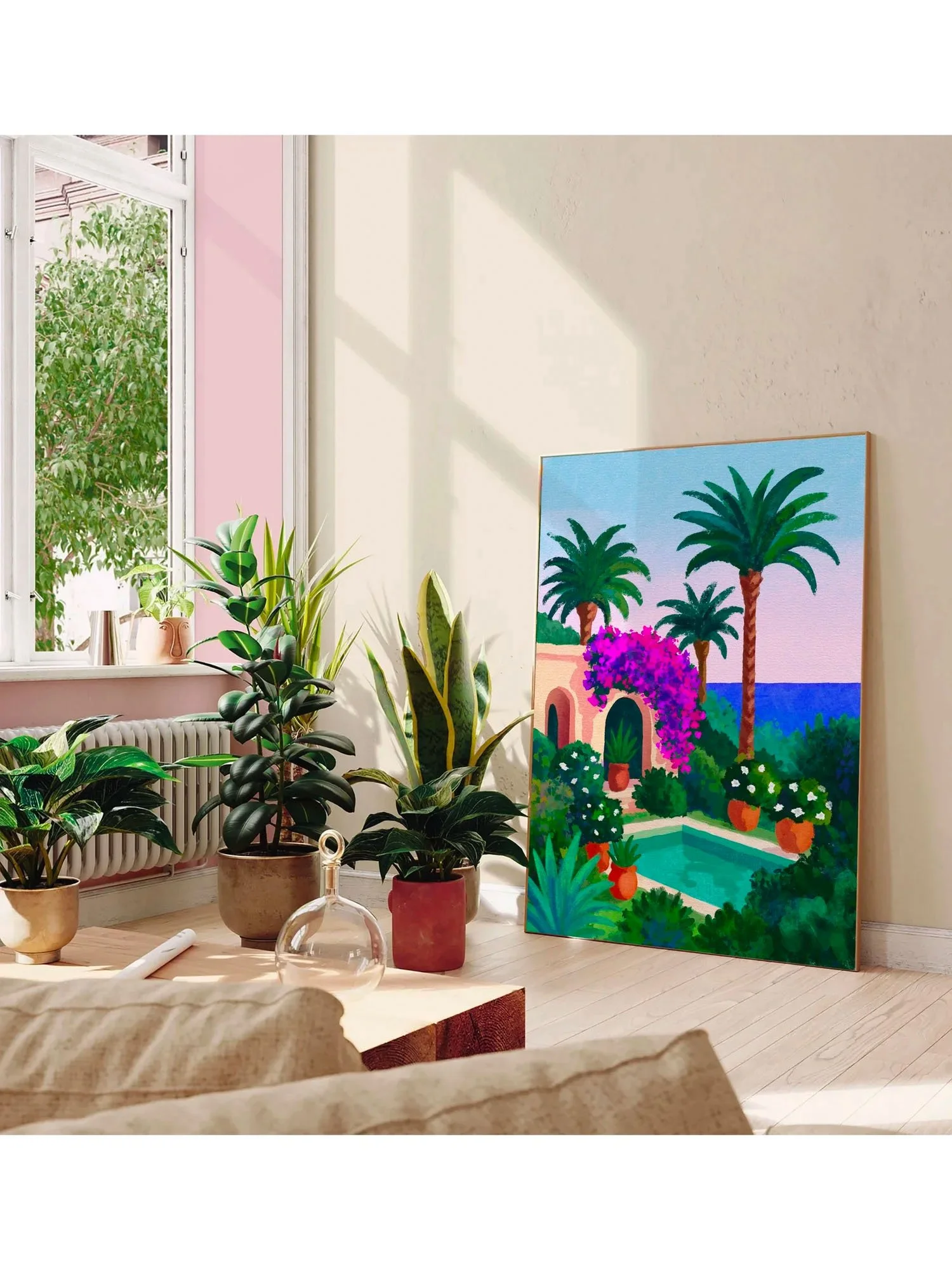 Tirage Attention : Tanger ! posé sur table avec plantes d'intérieur et lumière douce