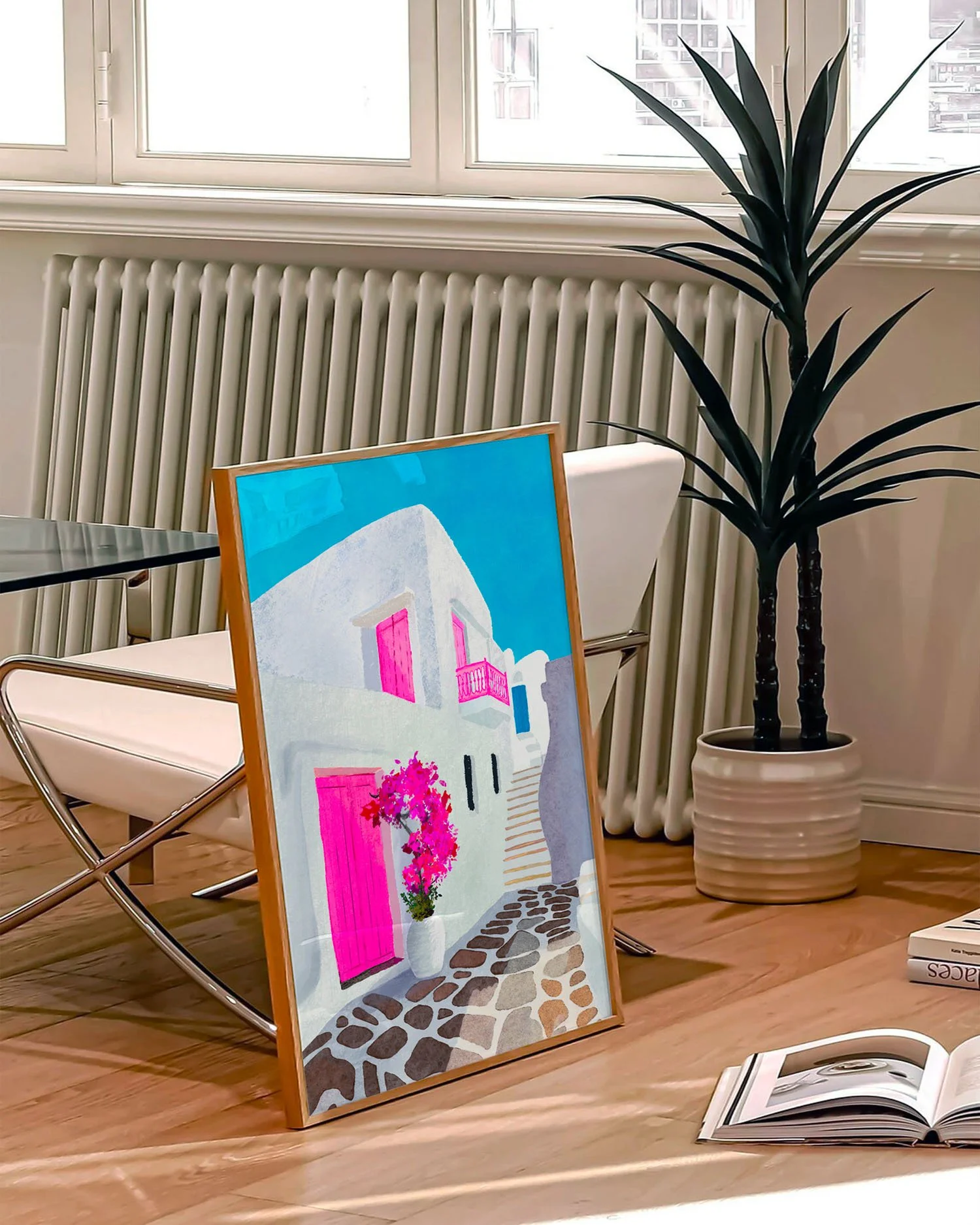 Paradis Rose de Claire Maoui posé sur tabouret design dans un intérieur botanique lumineux