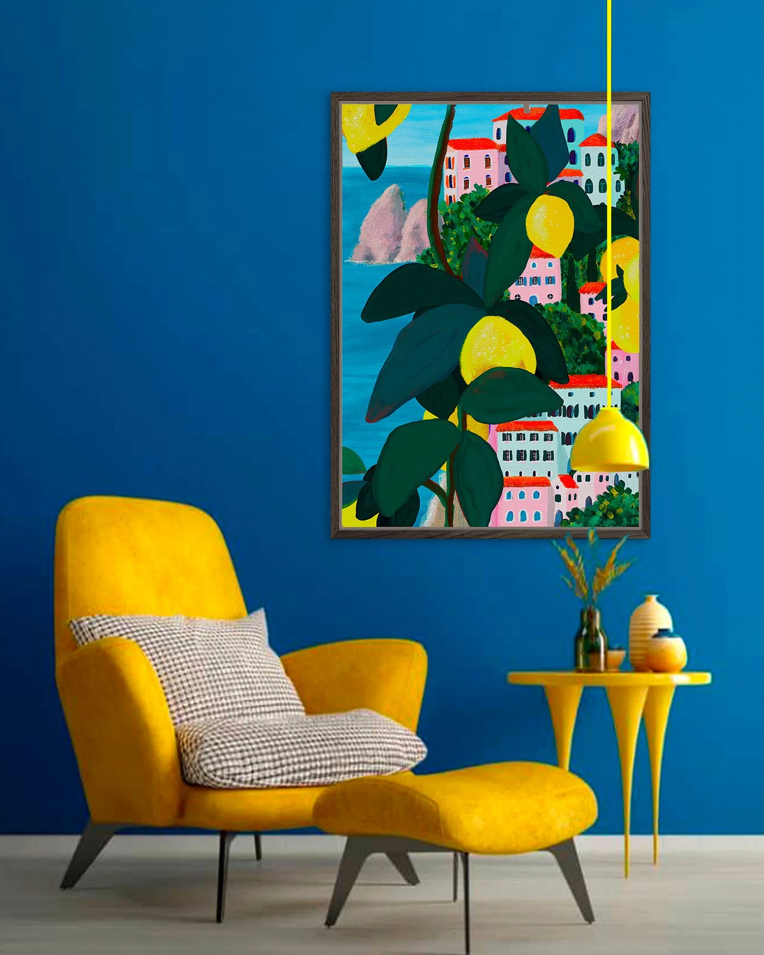 Amalfi de Claire Maoui dans un salon bleu cobalt avec fauteuil jaune moutarde design