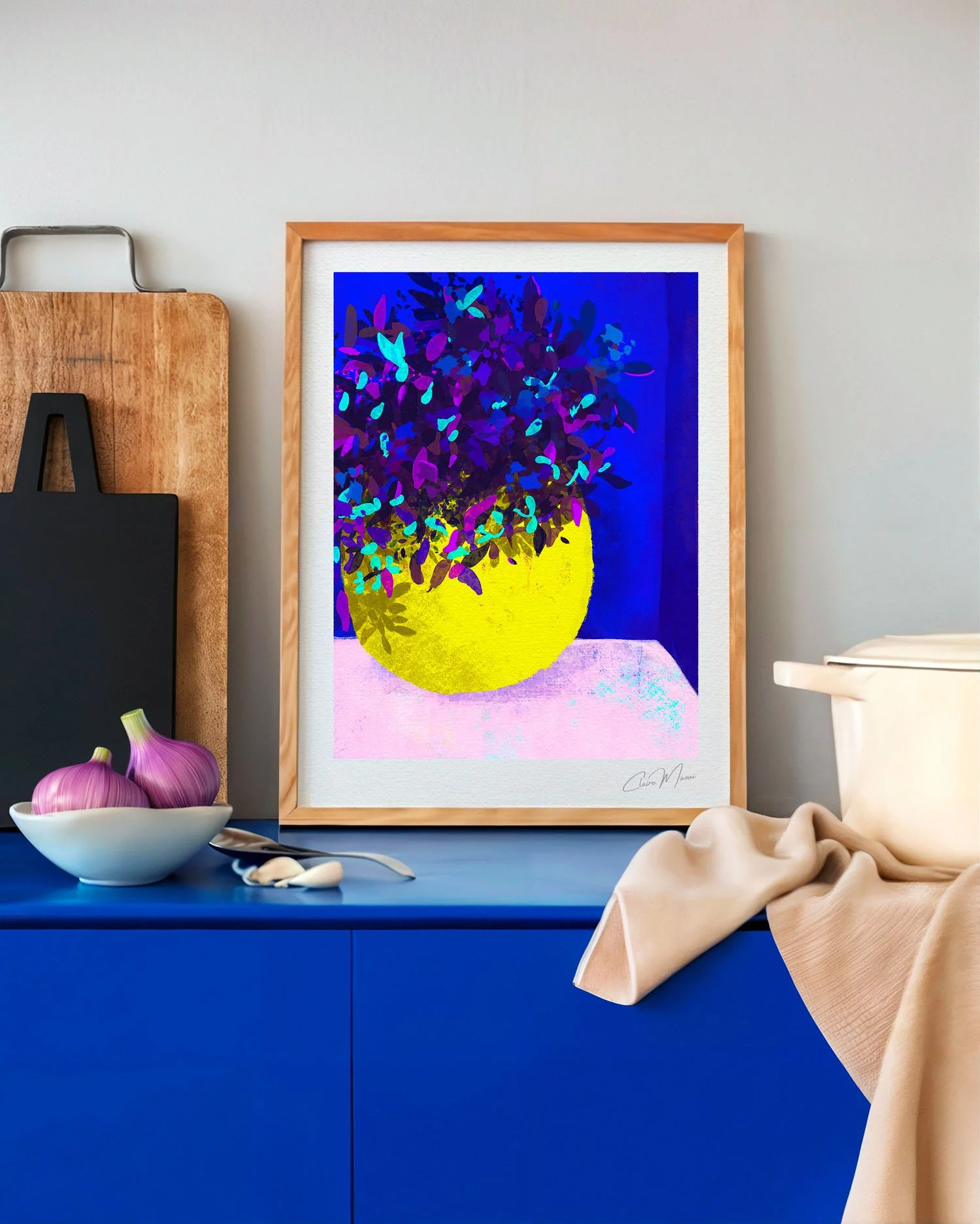 Tirage Flower Power encadré sur meuble bleu Klein avec déco rustique inspirée de Marrakech