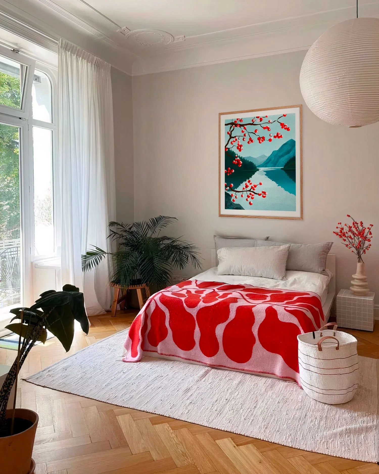 Fjord Focus de Claire Maoui dans une chambre lumineuse avec plaid rouge à motifs et plantes vertes