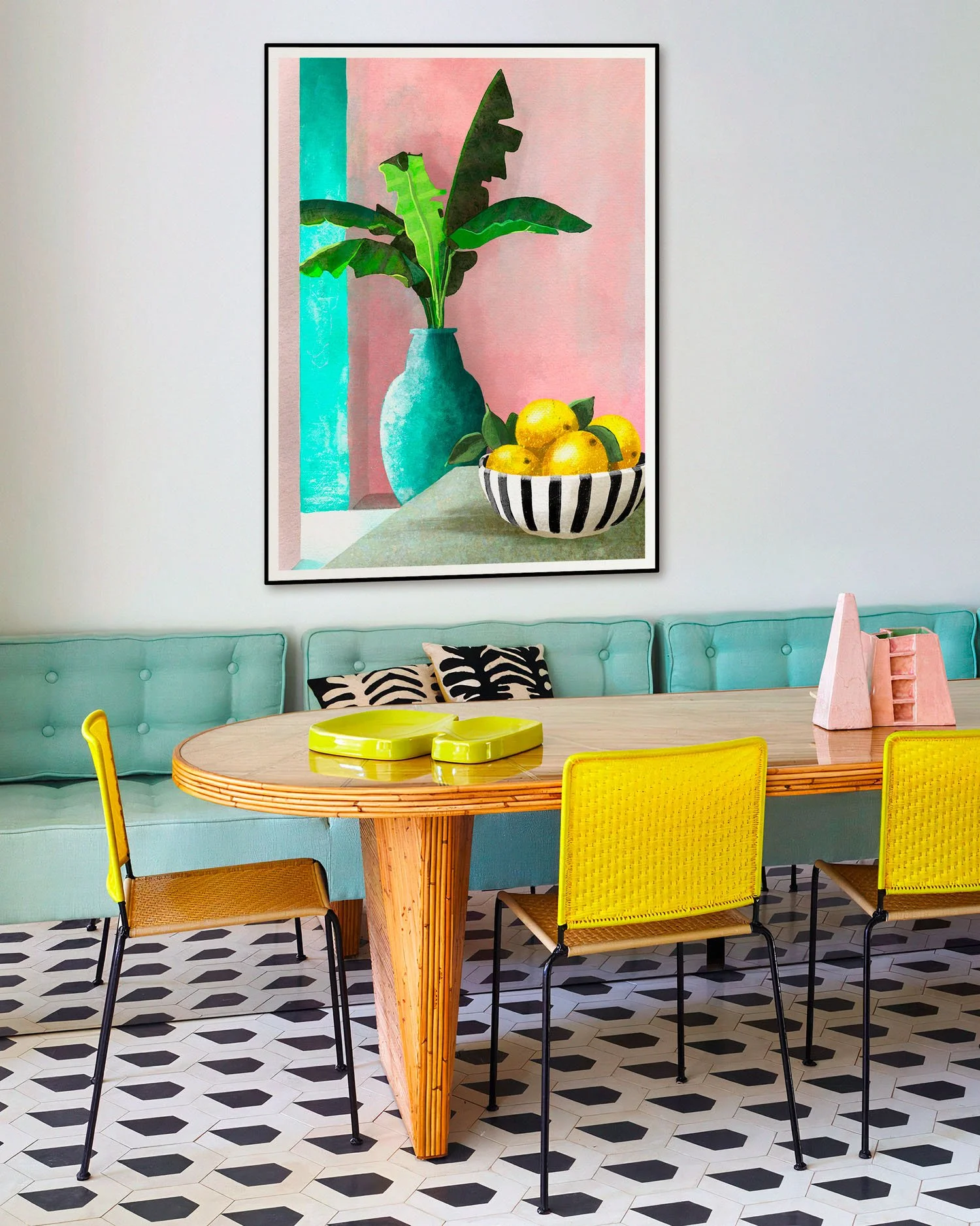 Tirage John Lemons dans une salle à manger pop avec banquette bleu pastel et chaises jaune citron