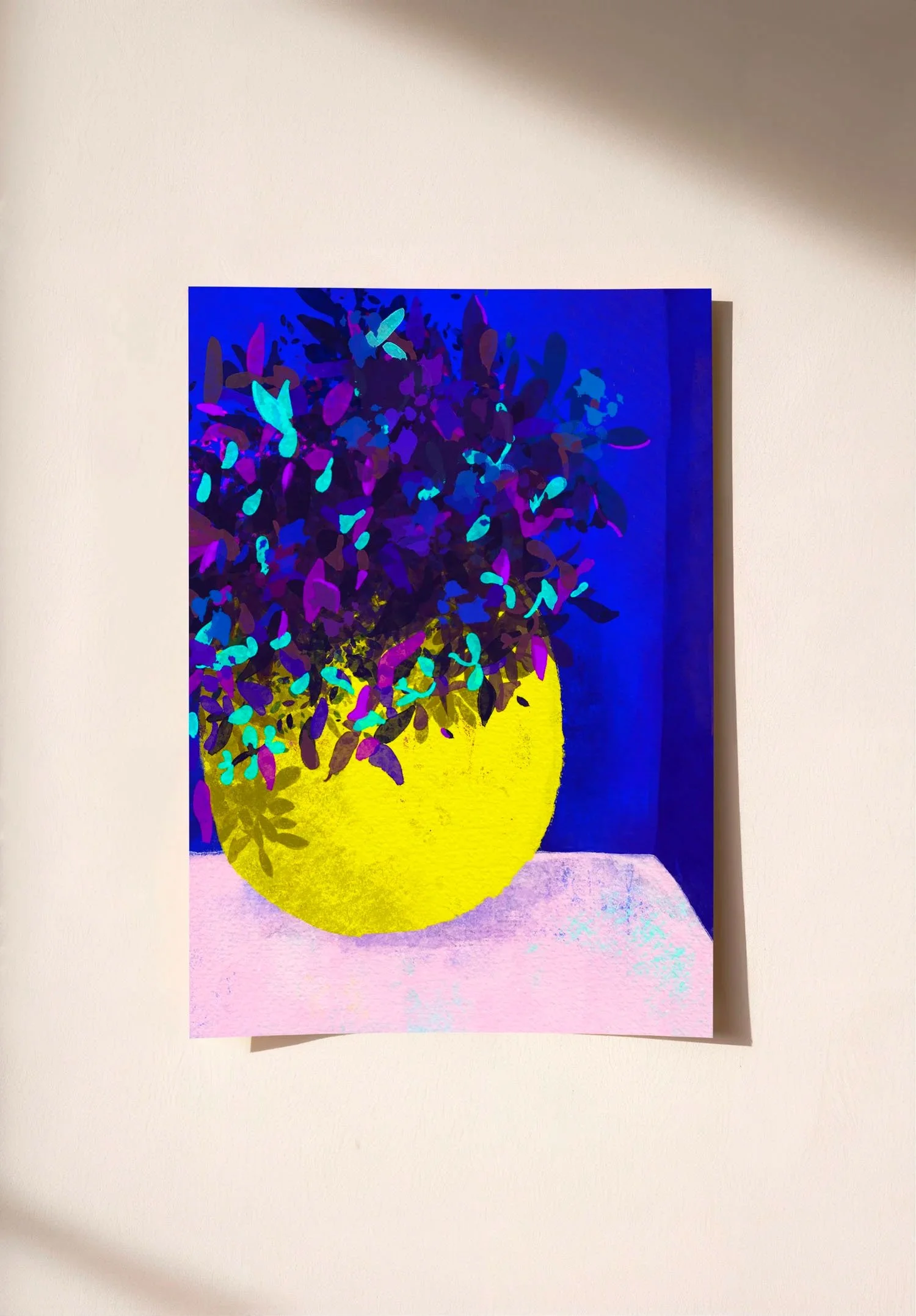 Tirage pot de fleurs Jardin Majorelle posé contre un mur clair, peinture signée Claire Maoui