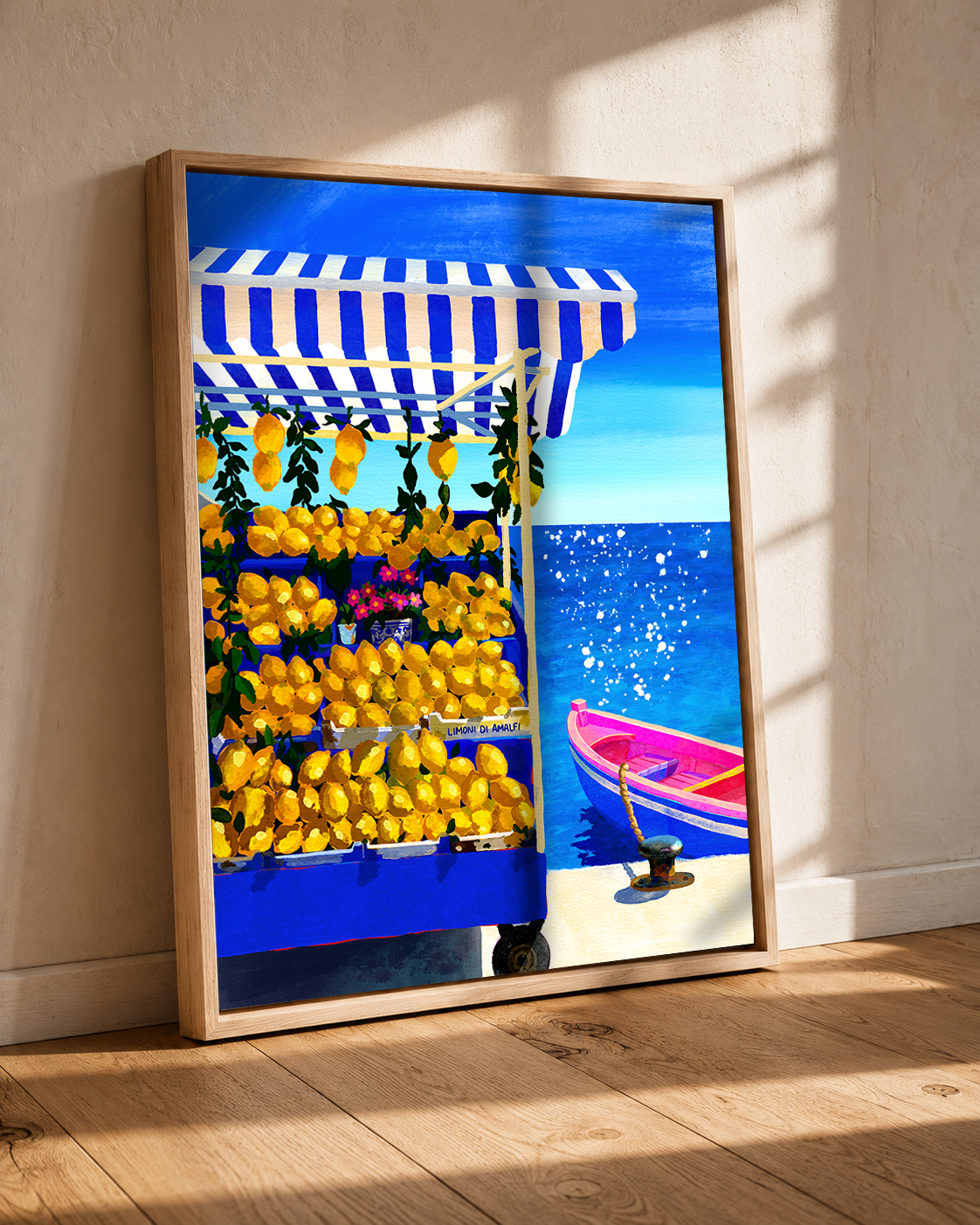Tirage d'art Bleu citron encadré en bois clair, posé contre un mur baigné de soleil, décoration murale méditerranéenne