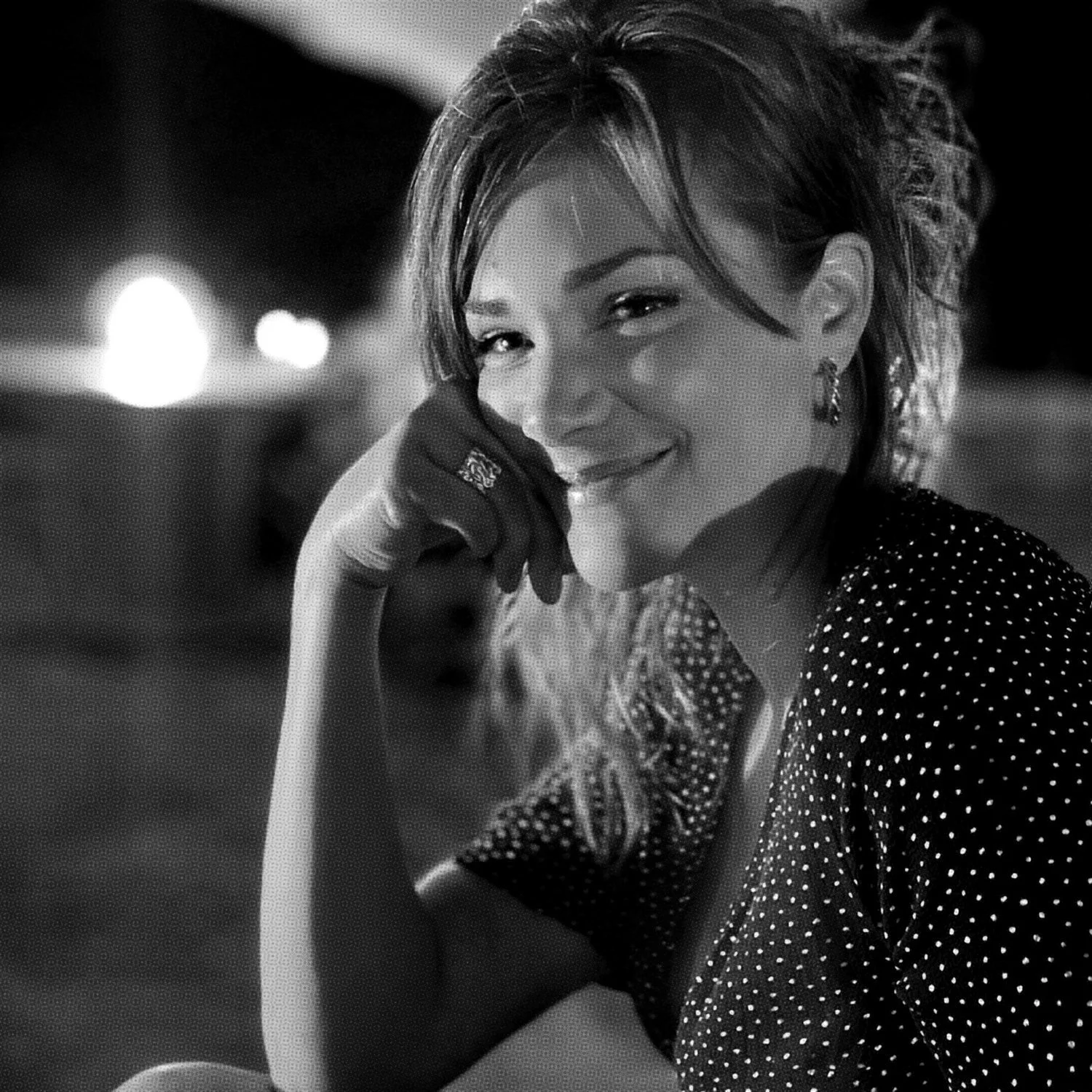 Voix-off féminine française, comédienne Claire Maoui, narration et publicité