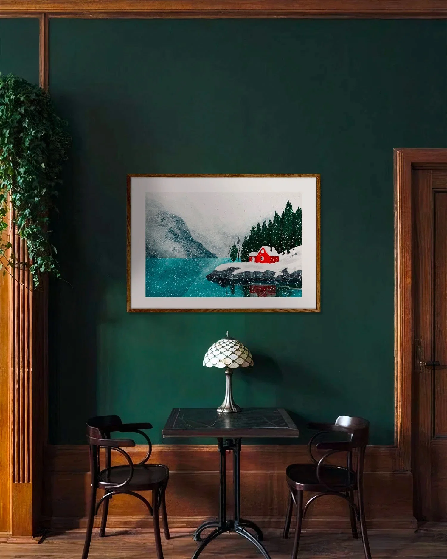 Tirage chalet norvégien rouge dans un intérieur vert sapin avec lampe vintage et chaises bistrot