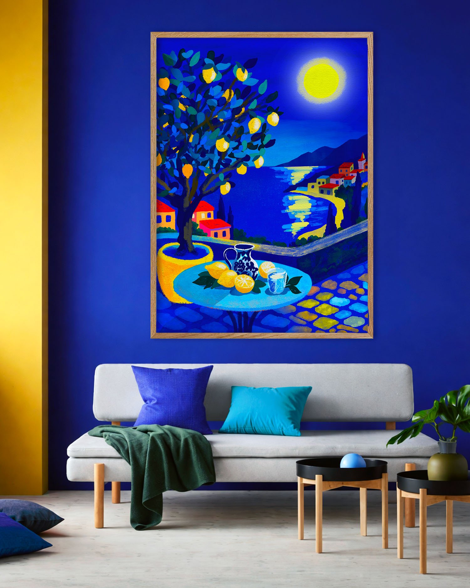 Affiche La Notte au-dessus d'un canapé blanc dans un salon coloré bleu et jaune