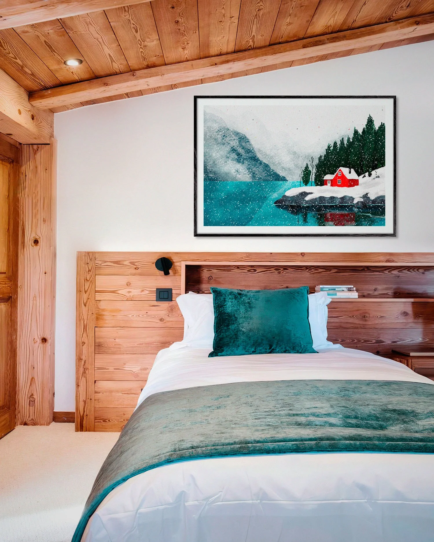 Cherry on the Lake de Claire Maoui dans une chambre chalet avec tête de lit en bois et linge bleu canard