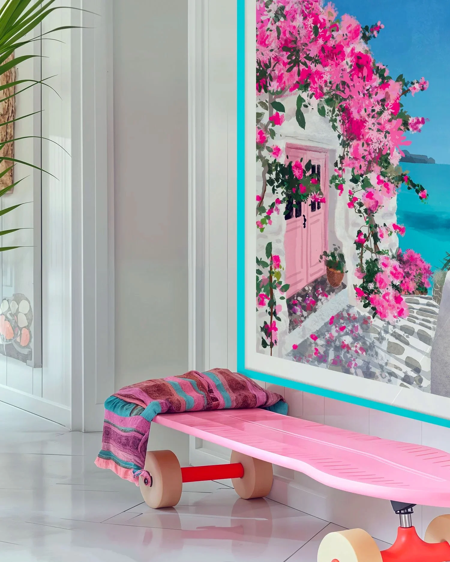 Affiche bougainvilliers fuchsia Cyclades dans une entrée bohème avec banc skateboard rose pastel