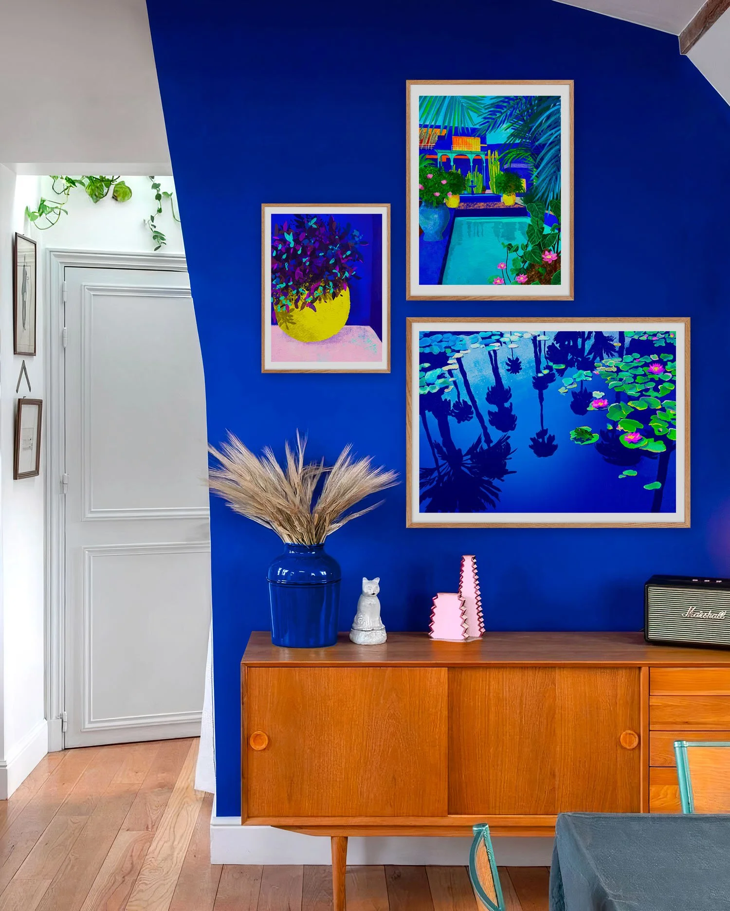 Tirage Blue Majorelle dans un mur galerie bleu cobalt aux côtés d'autres œuvres de Claire Maoui