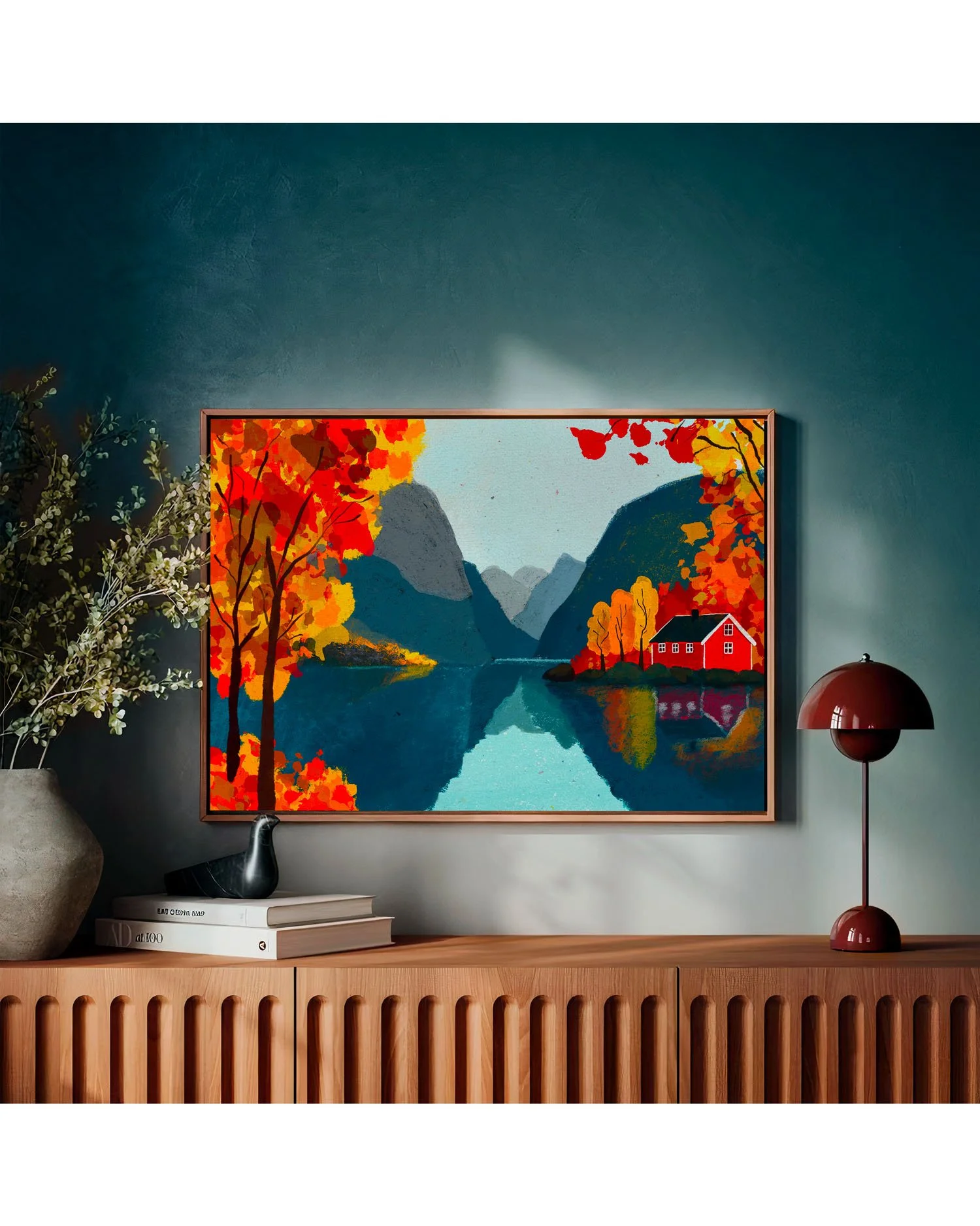 Tirage The Ecstasy of Gold dans un salon bleu canard avec lampe design bordeaux et console cannelée