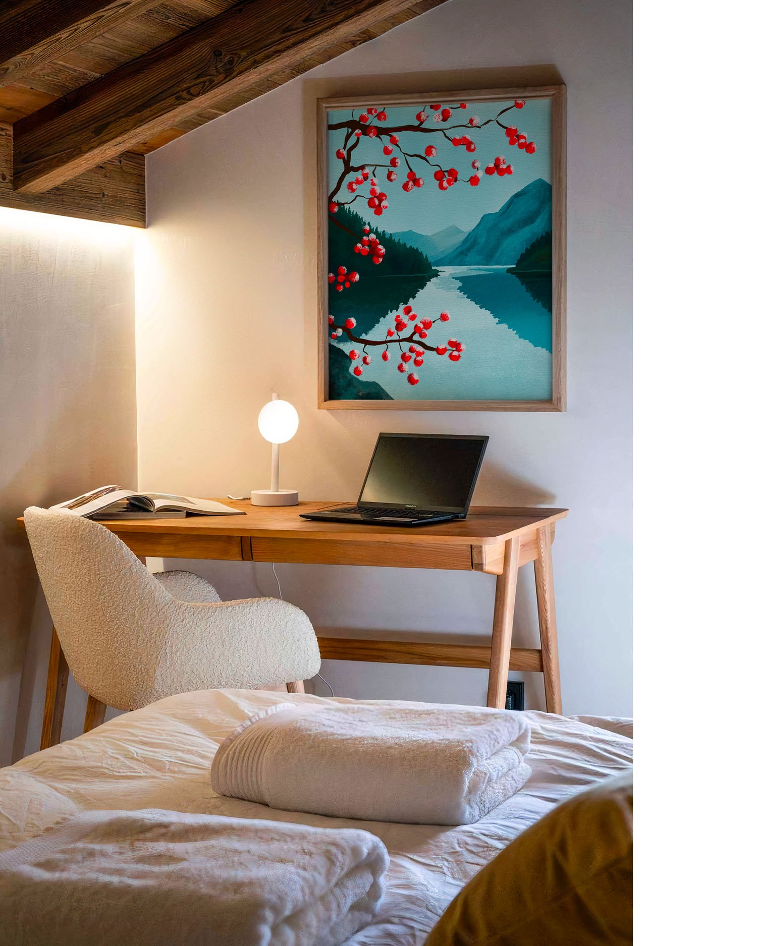 Tirage Fjord Focus au-dessus d'un bureau bois avec lampe boule et fauteuil bouclette dans un coin lecture cosy
