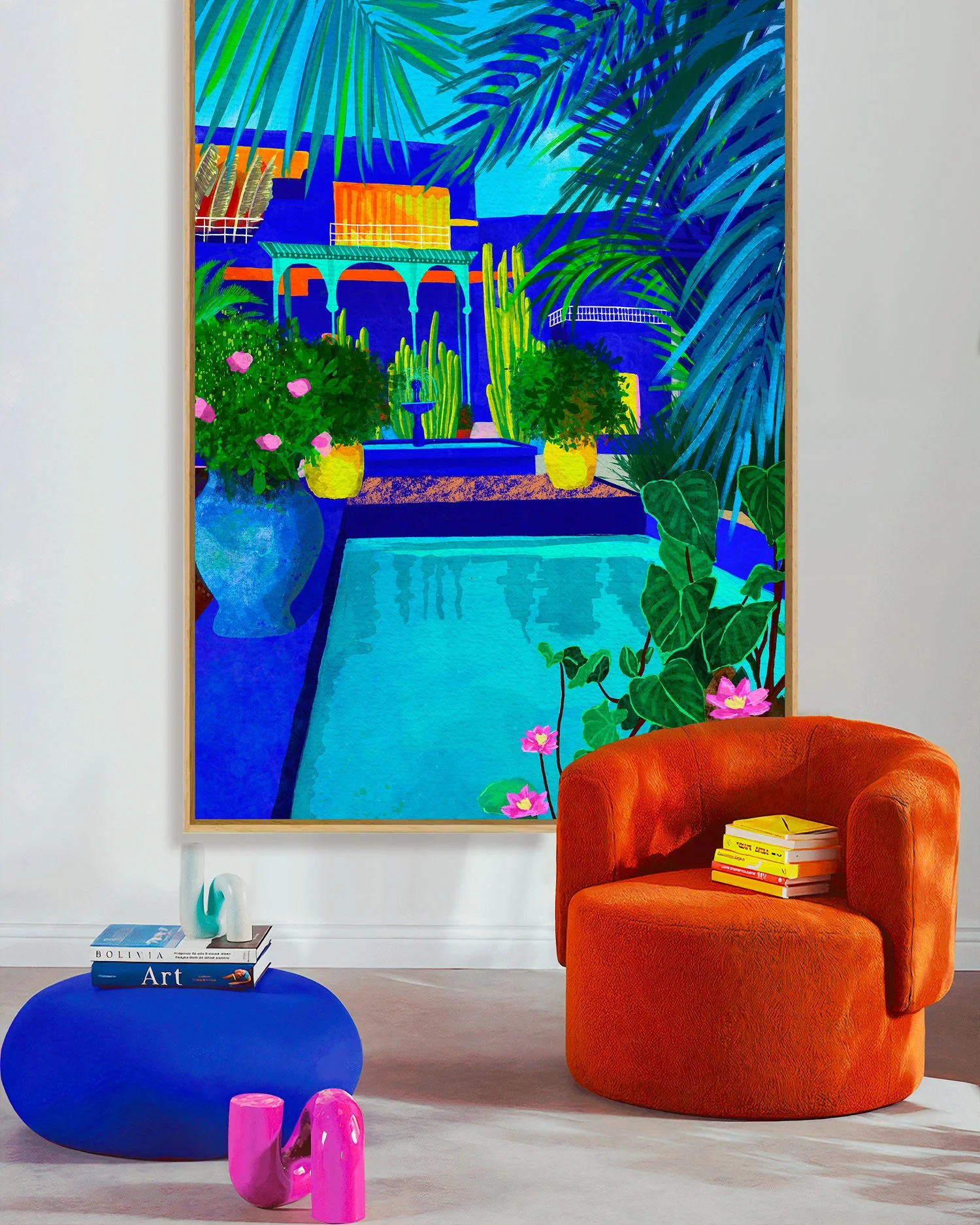Blue Majorelle de Claire Maoui dans un salon contemporain avec fauteuil terracotta et pouf bleu