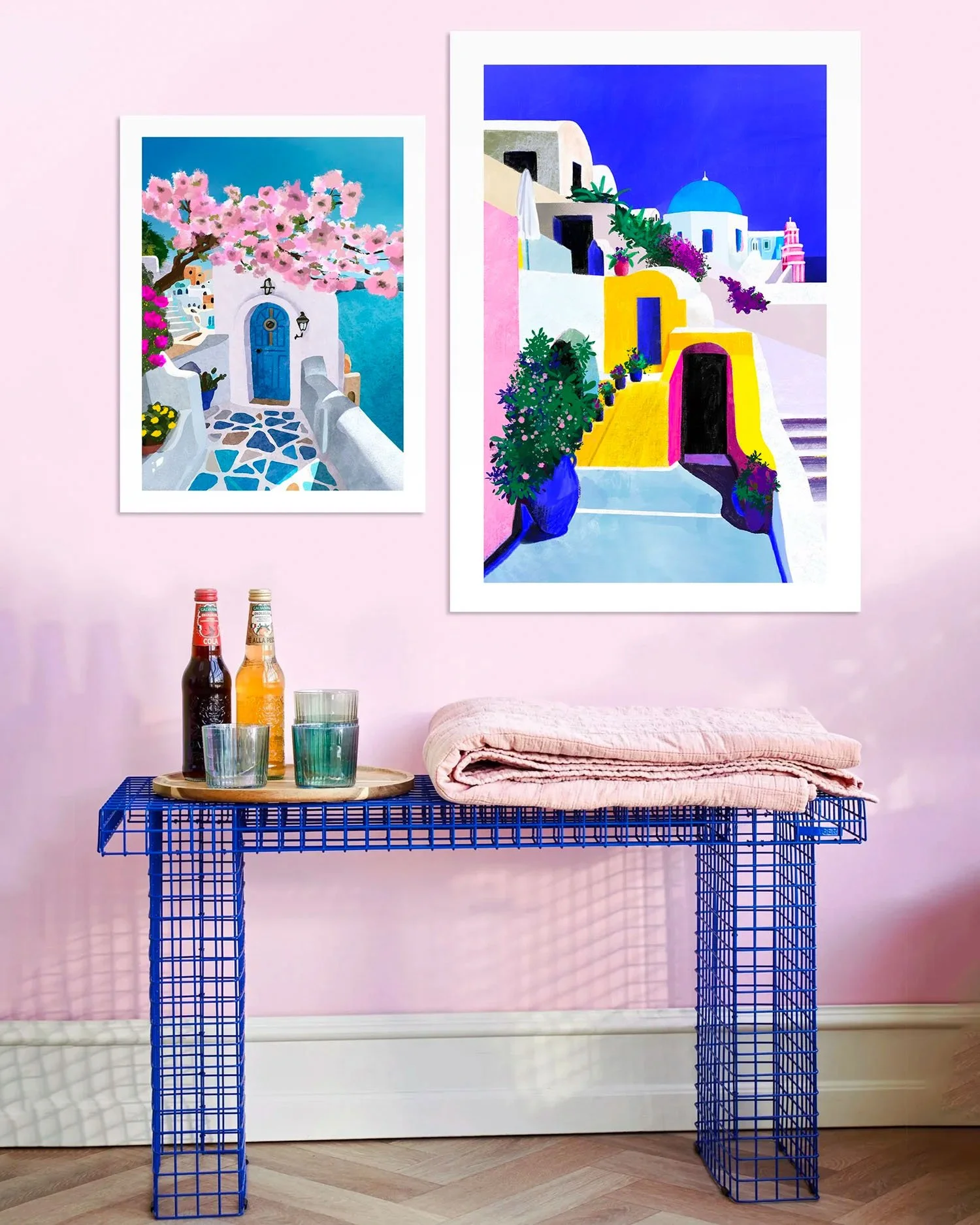 La Petite Porte Bleue de Claire Maoui dans un mur galerie sur fond rose avec console design bleu Klein