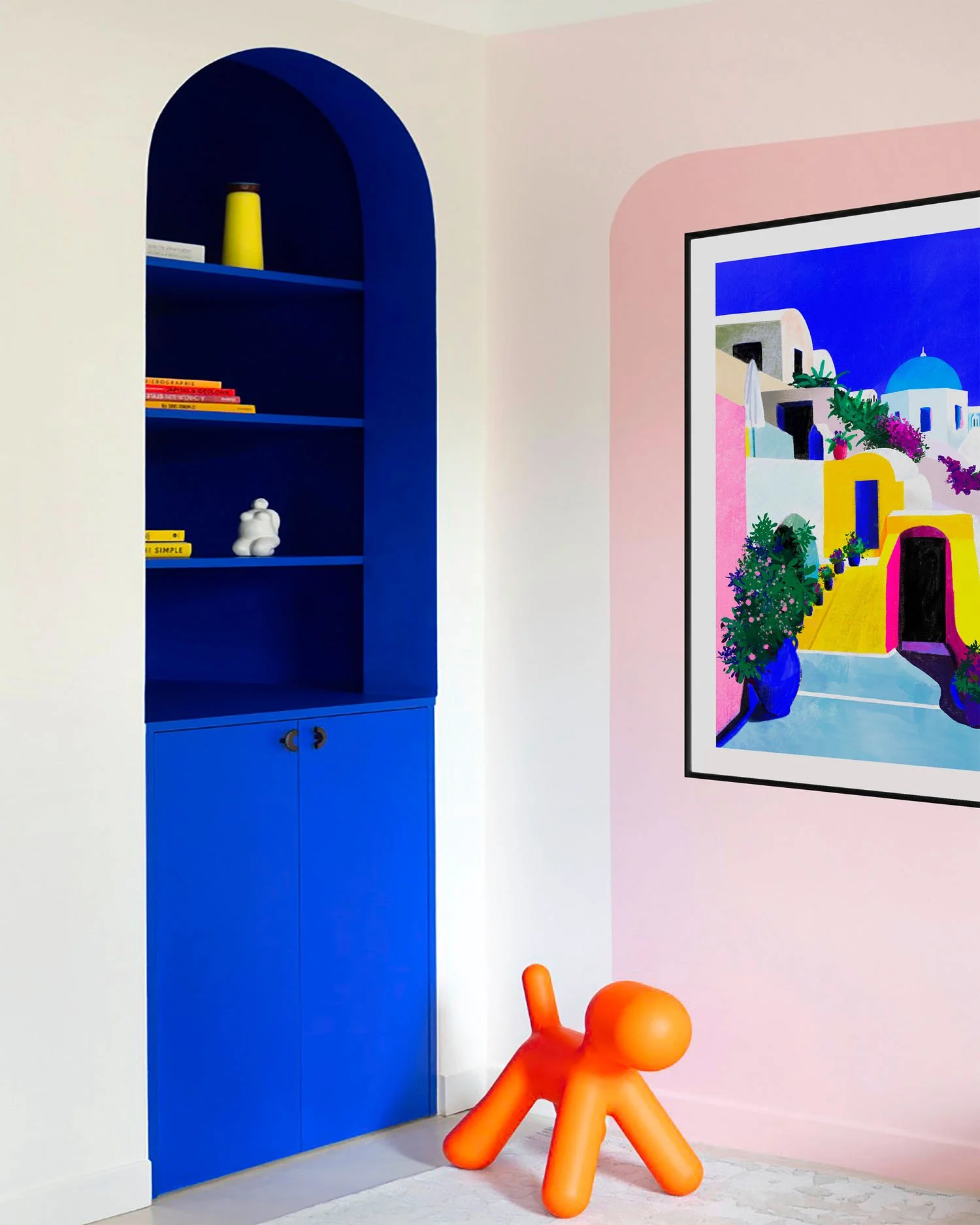 Pantones Égéens de Claire Maoui sur mur rose poudré avec bibliothèque arche bleu Klein