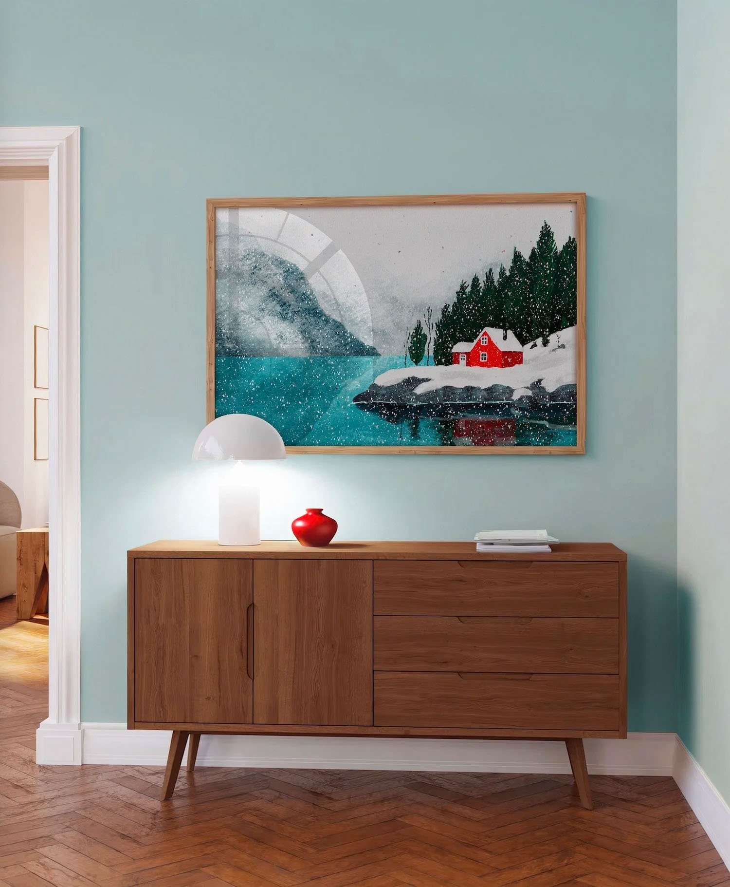 Tirage Cherry on the Lake dans un salon vert d'eau avec buffet mid-century et accents rouges