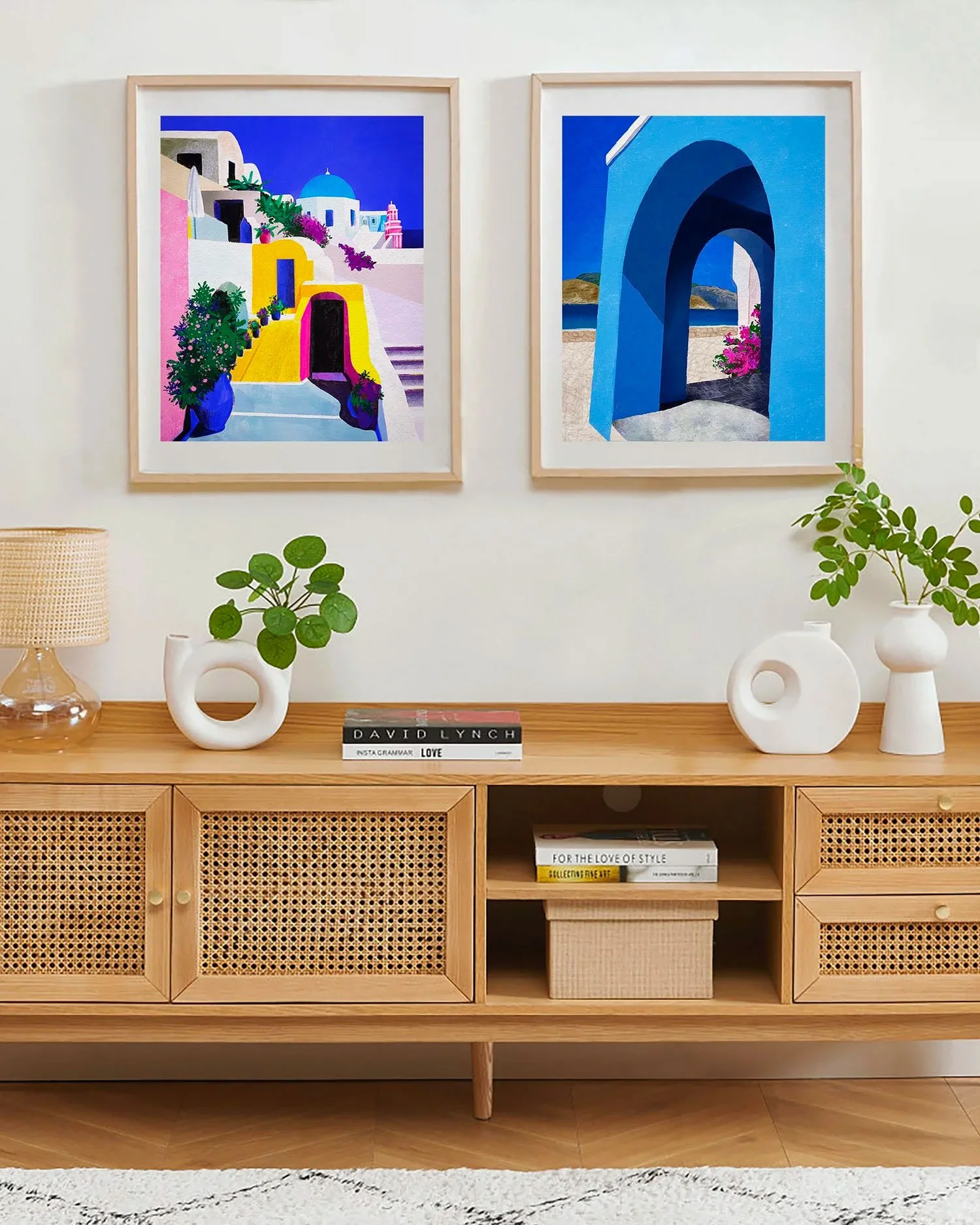Tirage Portes Ouvertes dans un mur galerie au-dessus d'un buffet cannage avec déco minimaliste