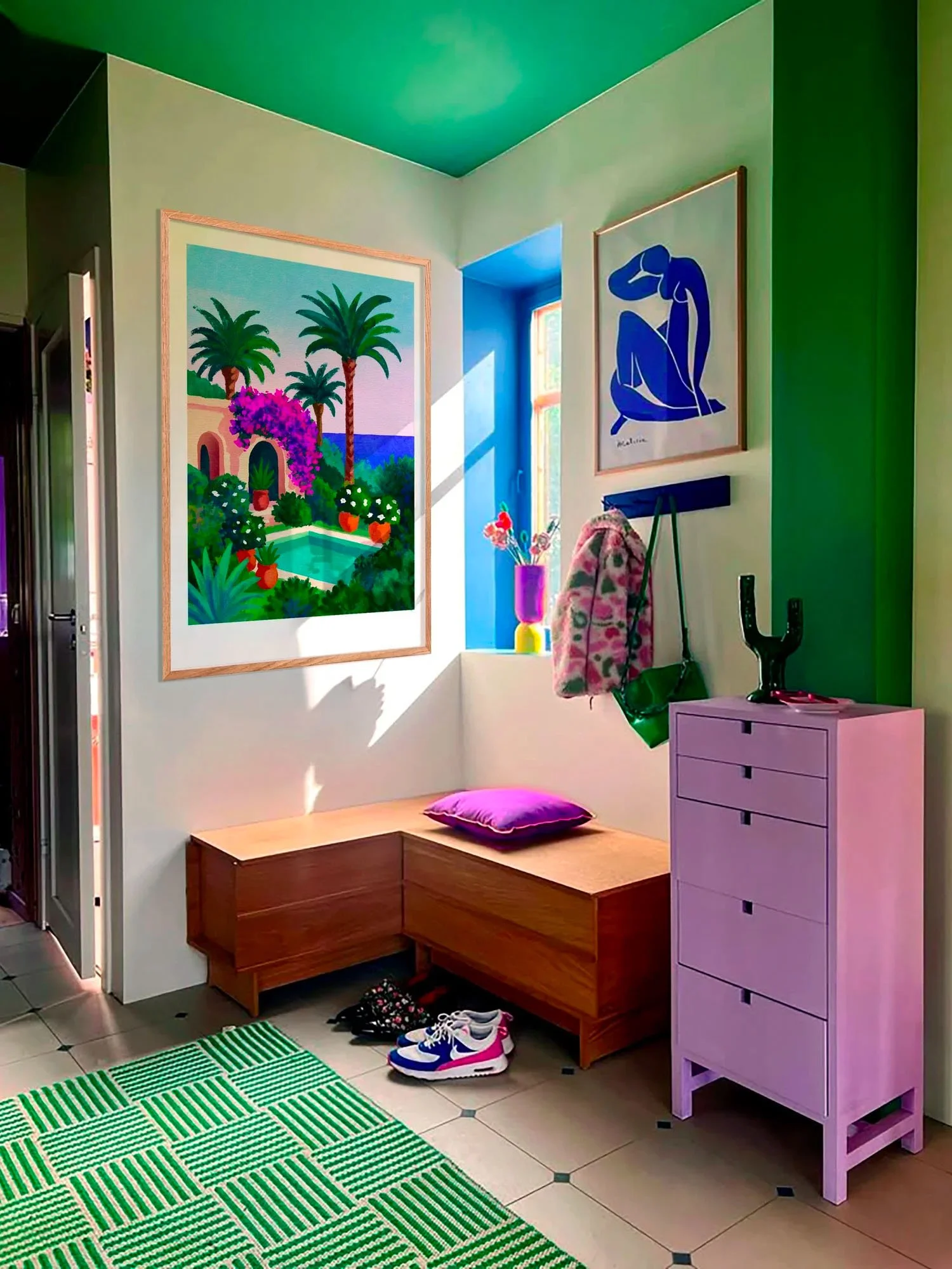 Affiche villa marocaine de Claire Maoui dans une chambre entrée vert et lilas avec banc bois et déco artistique