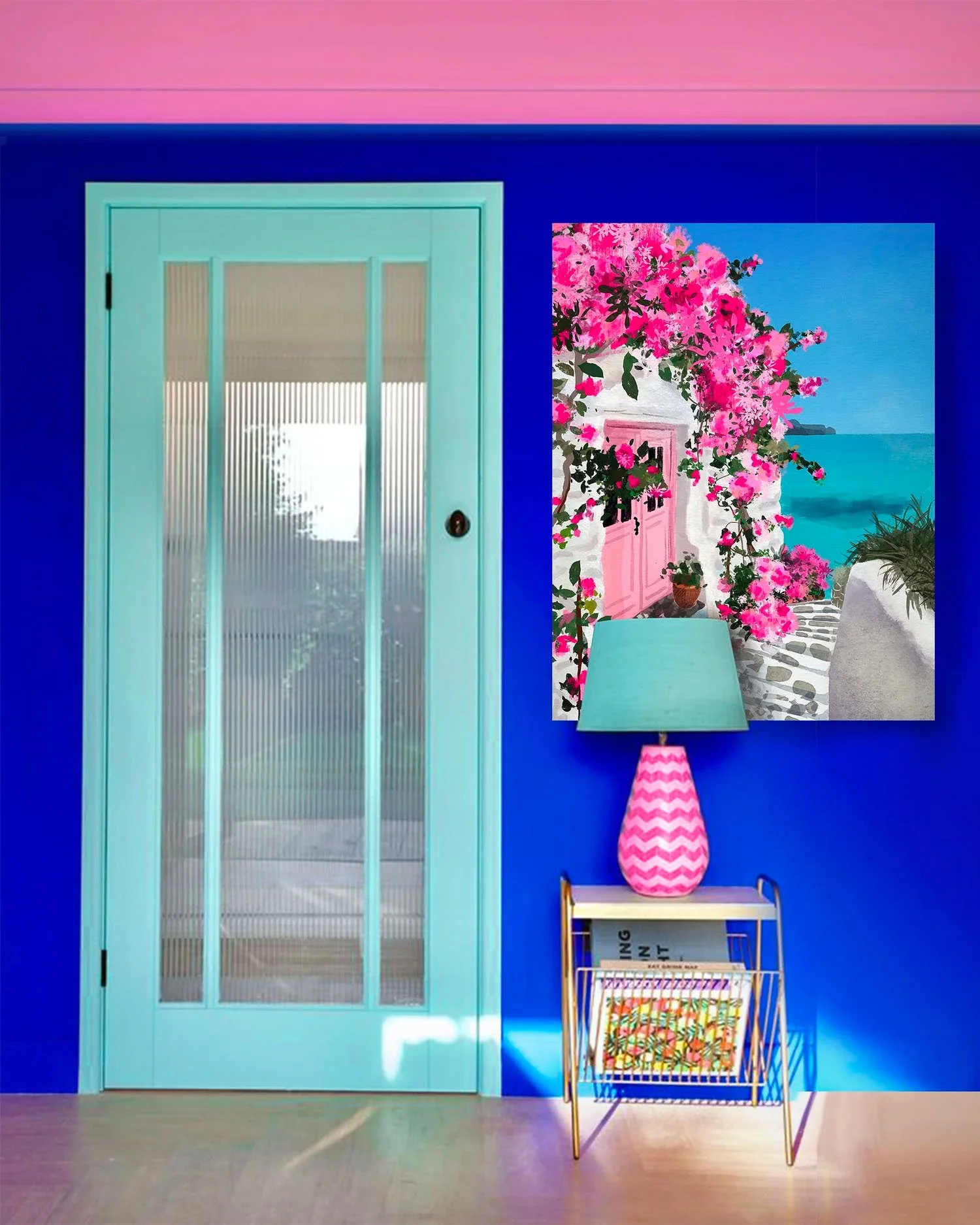Tirage Rose s/Mer sur mur bleu Klein avec porte vert d'eau et lampe rose chevron rétro