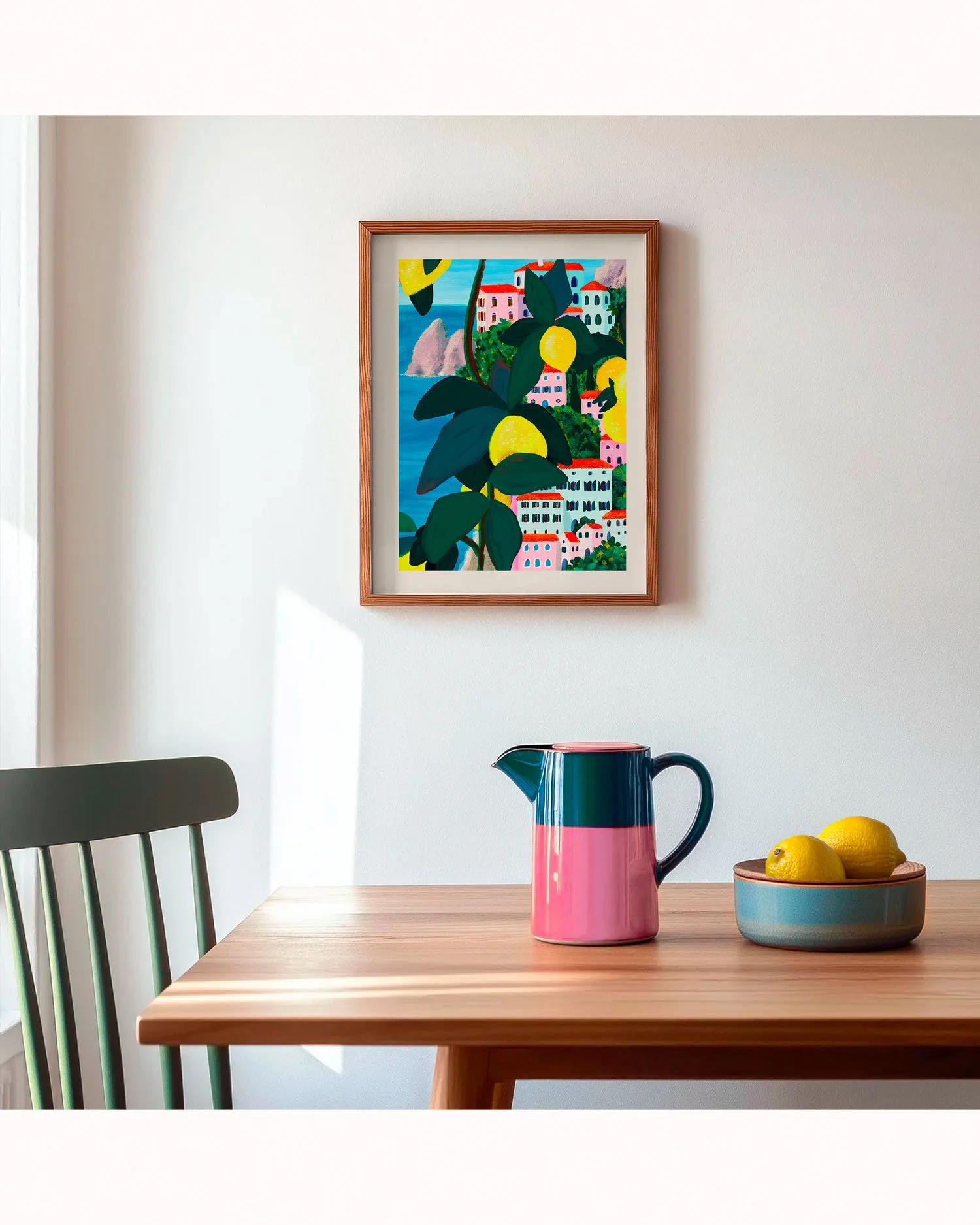 Tirage Amalfi encadré dans une salle à manger lumineuse avec citrons frais et accents rose corail