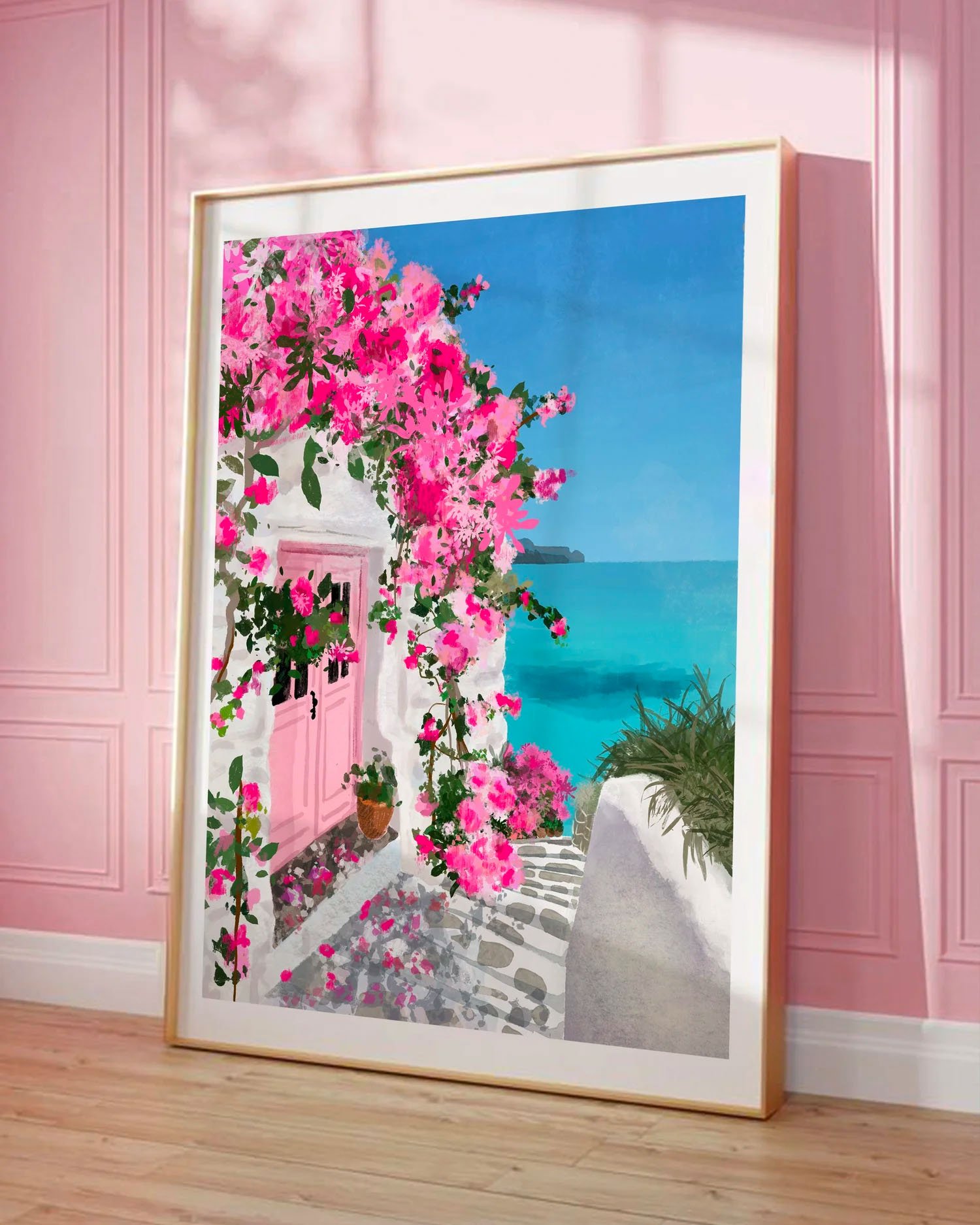 Tirage Rose s/Mer encadré en bois clair sur mur rose pastel dans une pièce lumineuse