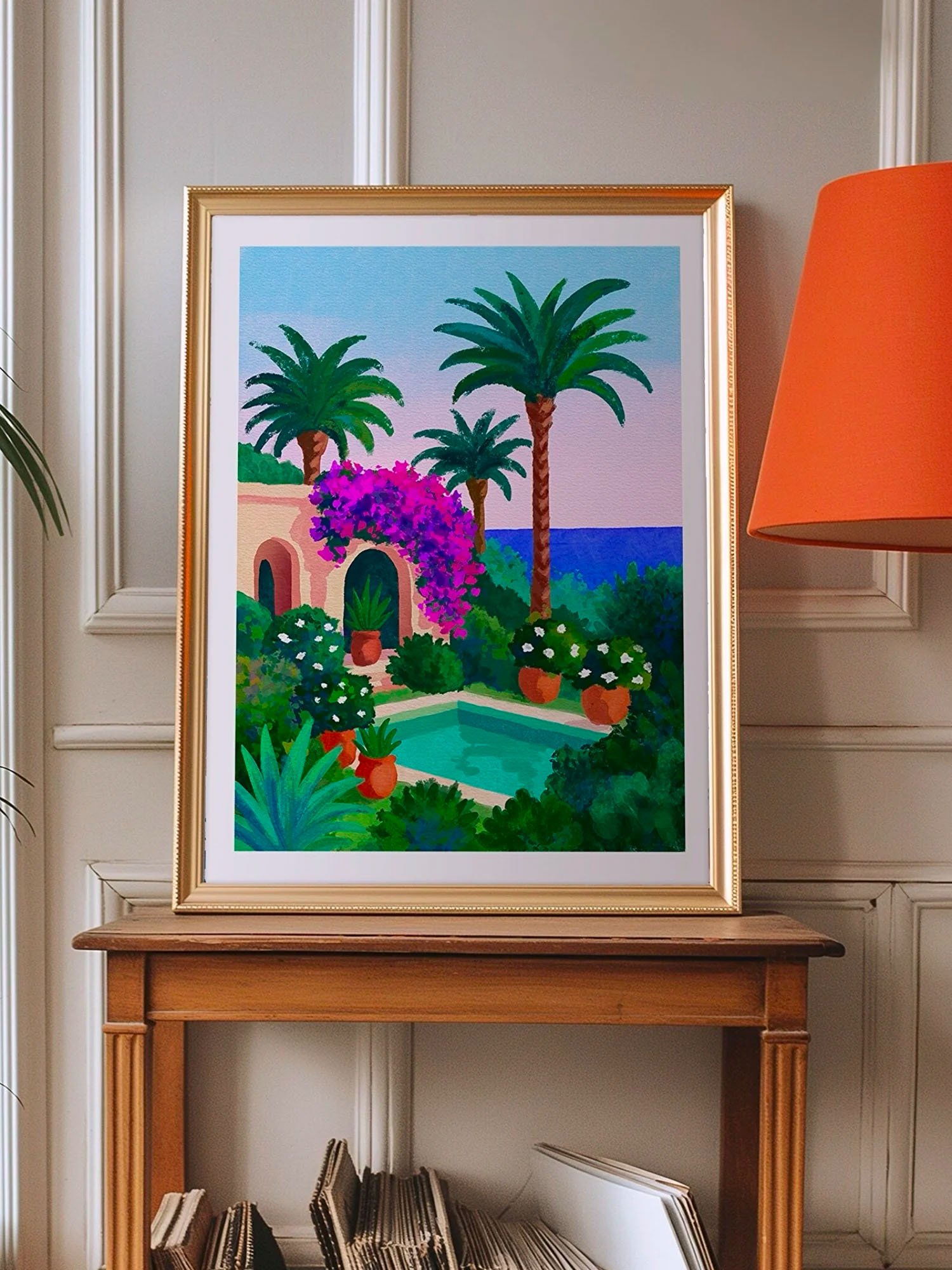 Tirage villa marocaine de Claire Maoui sur cheminée parisienne avec lampe orange vintage