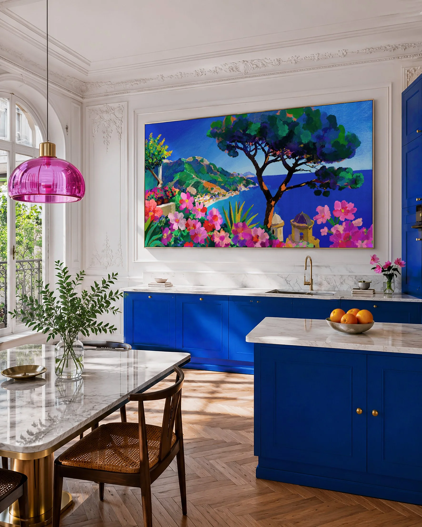 Tableau méditerranée Ciao Ravello dans une cuisine haussmannienne bleu roi, tirage d'art signé Claire Maoui