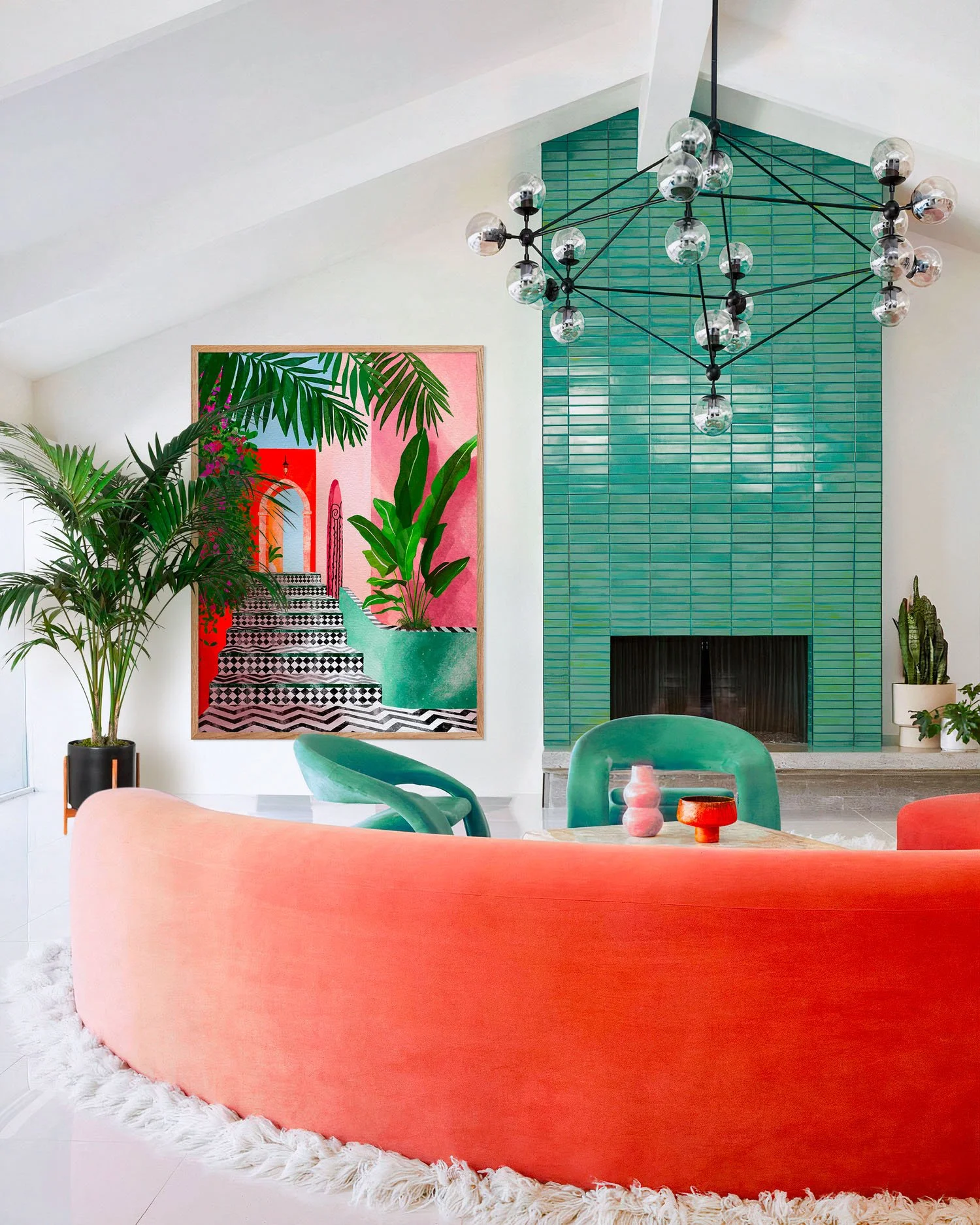 Affiche riad de Marrakech dans une salle à manger design avec cheminée verte et canapé corail