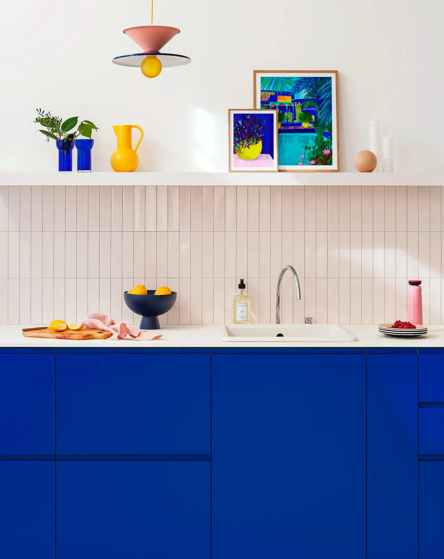 Affiche Jardin Majorelle au-dessus d'une cuisine bleu électrique aux accents jaune solaire