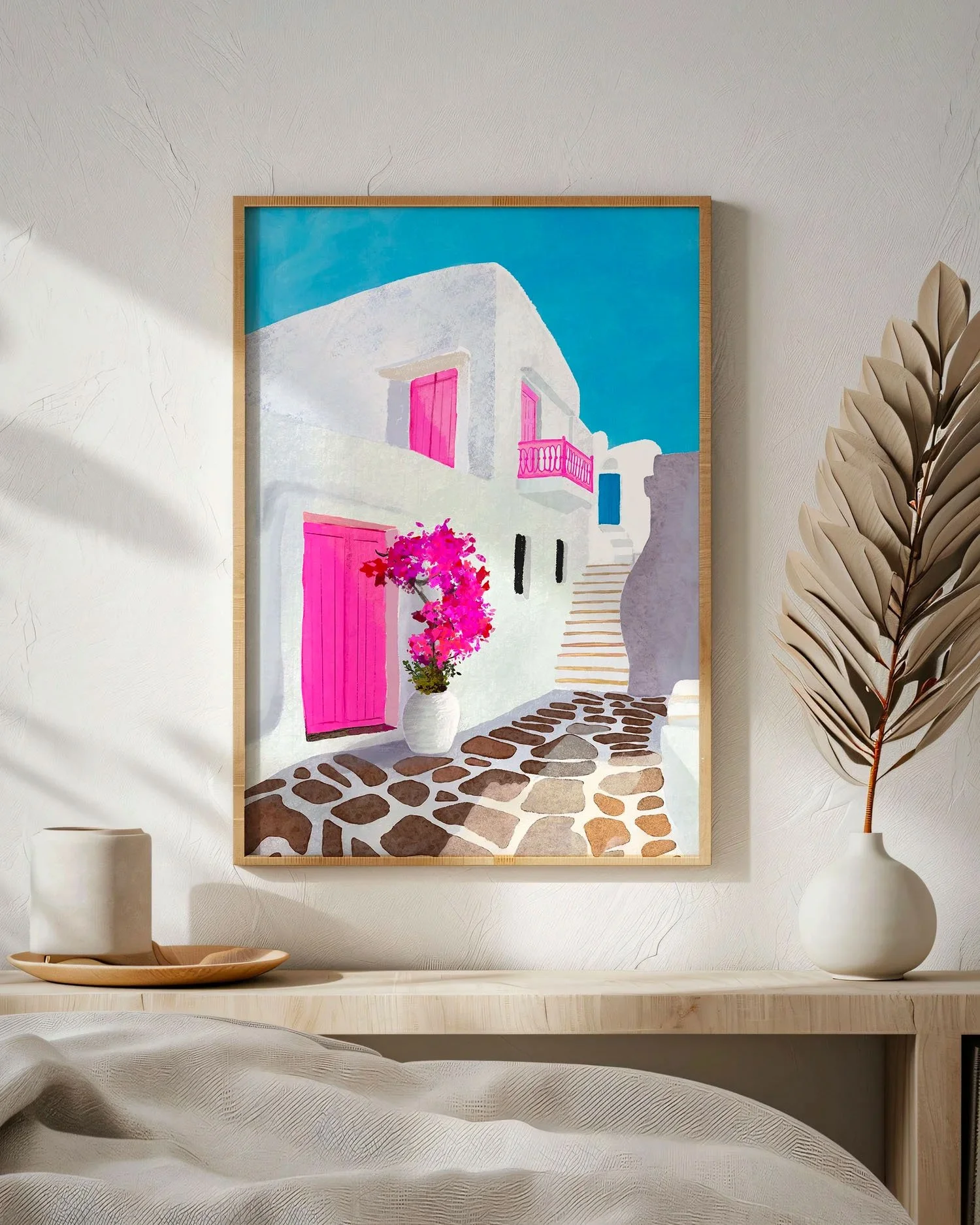 Tirage Paradis Rose encadré en bois clair sur console minimaliste avec déco bohème naturelle
